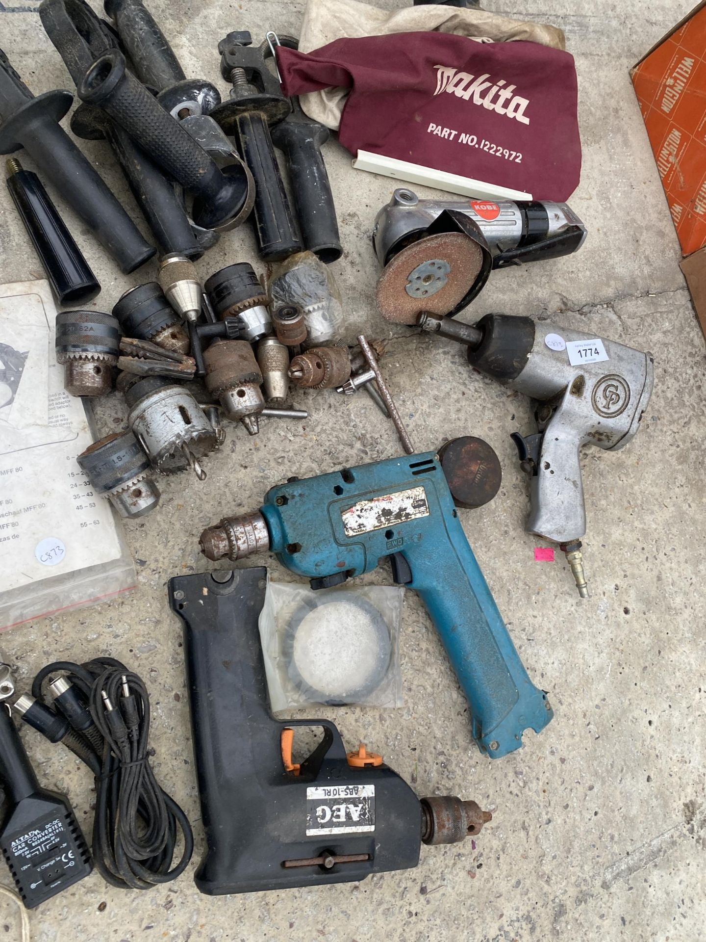 AN ASSORTMENT OF ITEMS TO INCLUDE COMPRESSOR TOOLS, TORCHES AND DRILL CHUCKS ETC - Image 2 of 3