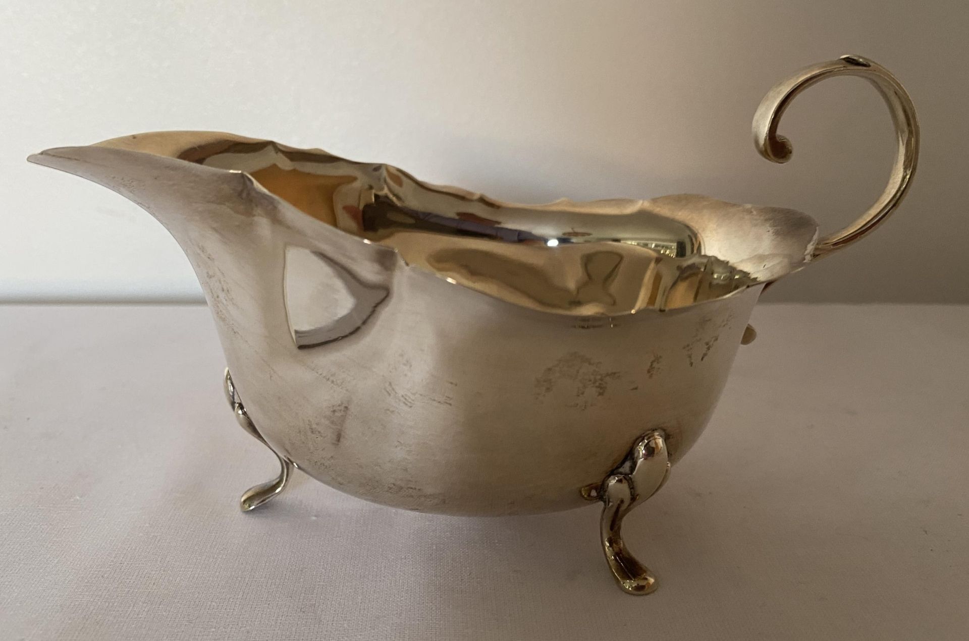 A GEORGE VI 1940 HALLMARKED BIRMINGHAM SILVER SAUCE / GRAVY BOAT, MAKER WILLIAM SUCKLING LTD, - Image 2 of 12