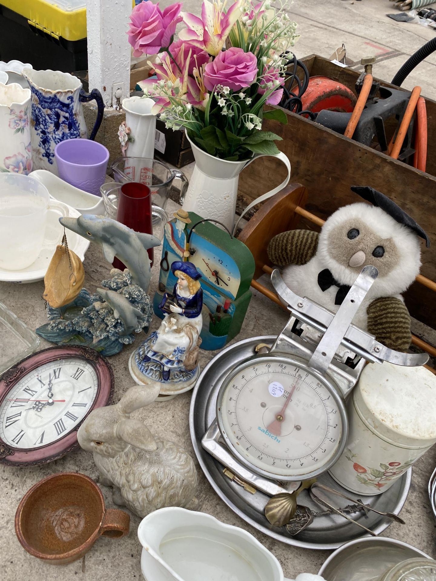 A LARGE ASSORTMENT OF ITEMS TO INCLUDE CERAMICS AND SCALES ETC - Bild 3 aus 4