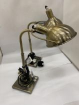 A PAIR OF BRASS TABLE LAMPS, HEIGHT 35CM