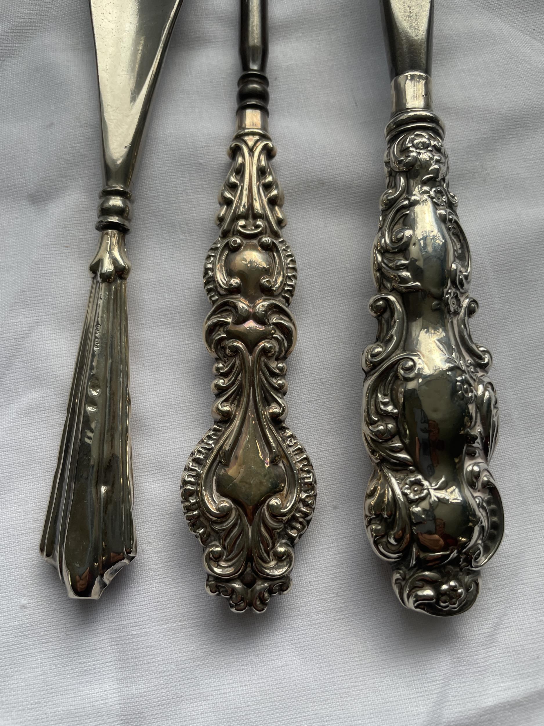 A SET OF THREE HALLMARKED SILVER HANDLED ITEMS - TWO SHOE HORNS AND BUTTON HOOK, GROSS WEIGHT 222 - Image 4 of 24