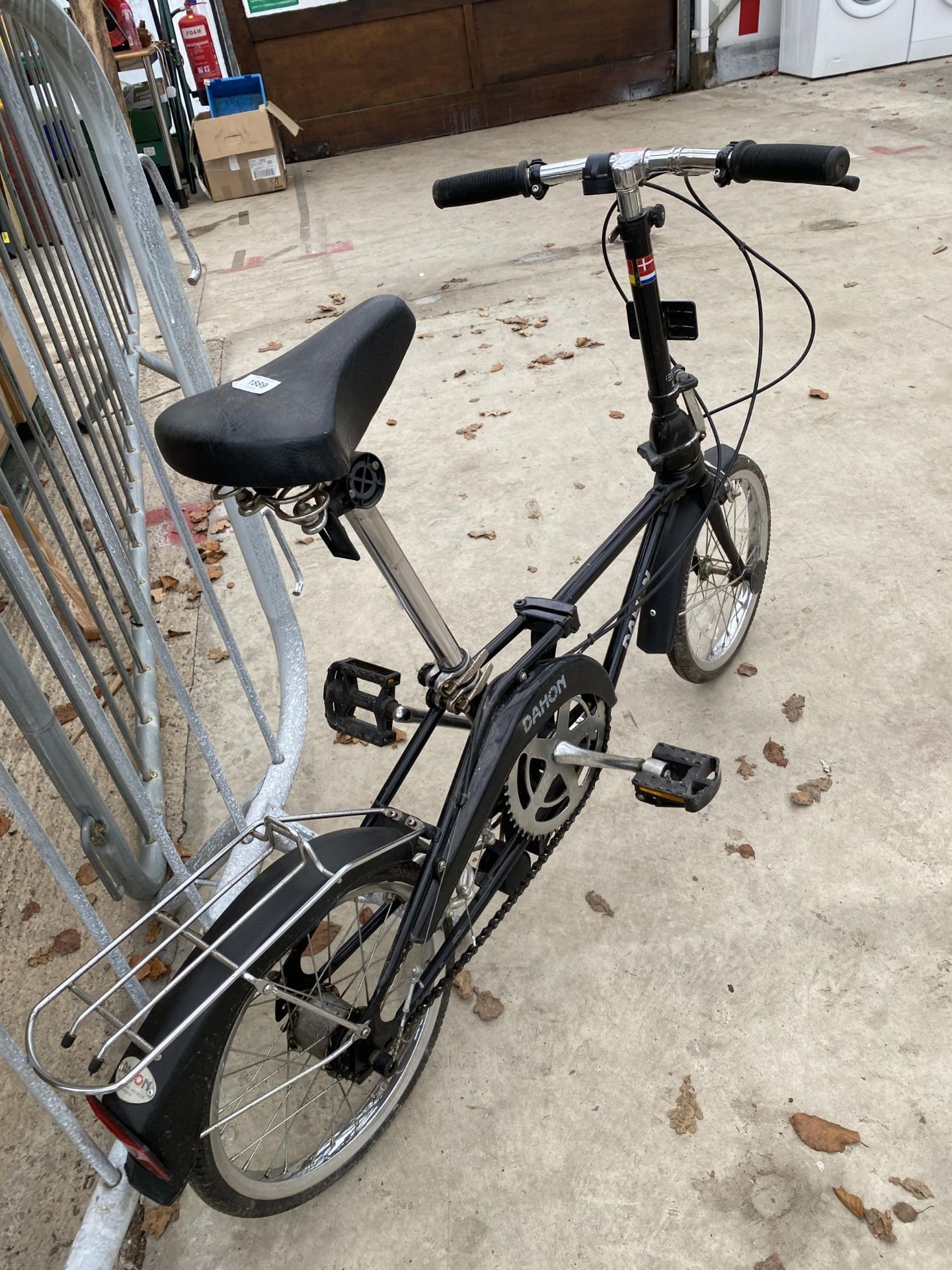 A DAHON FOLDING BICYCLE - Image 2 of 3