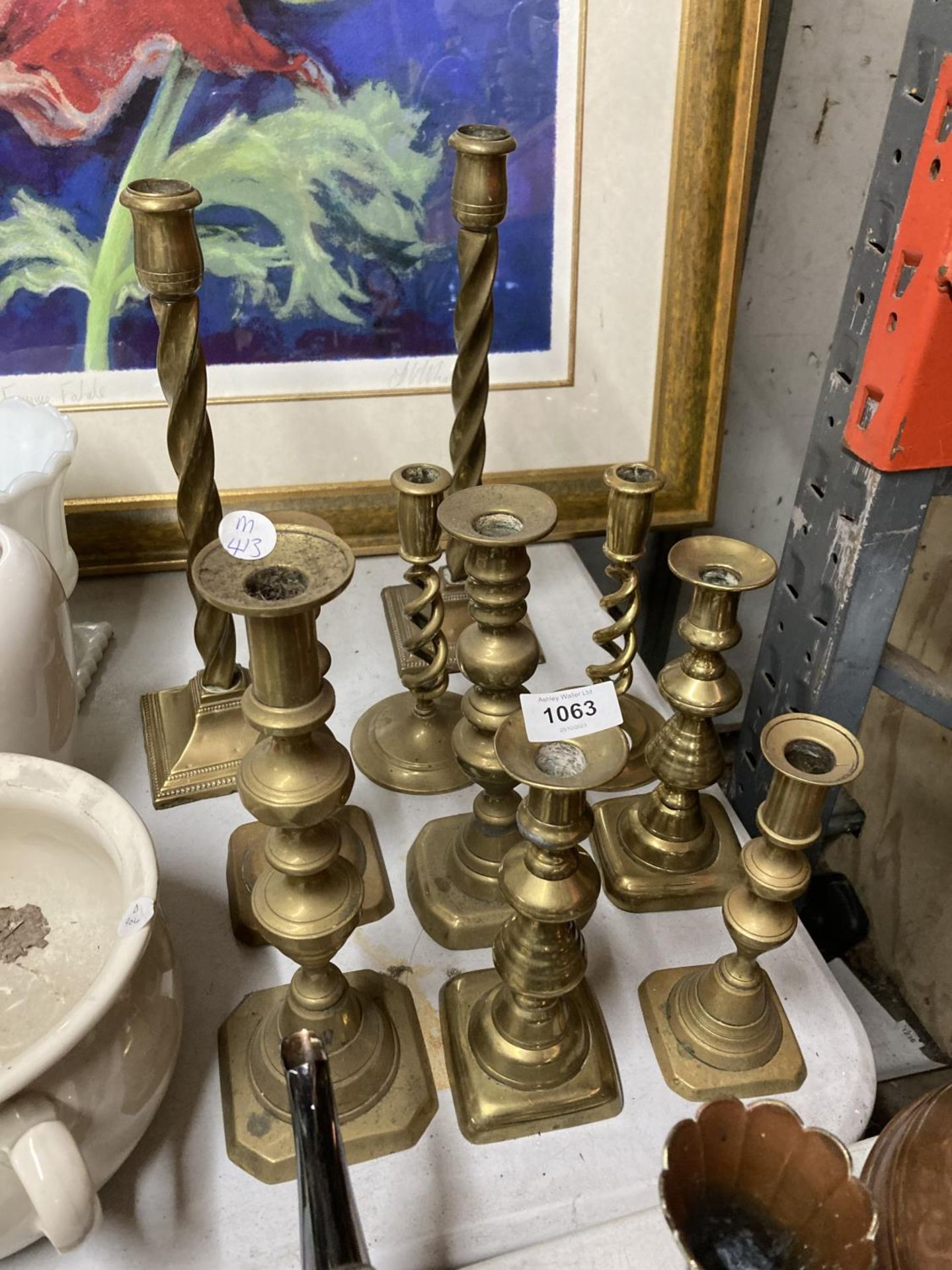 A LARGE QUANTITY OF VINTAGE BRASS CANDLESTICKS