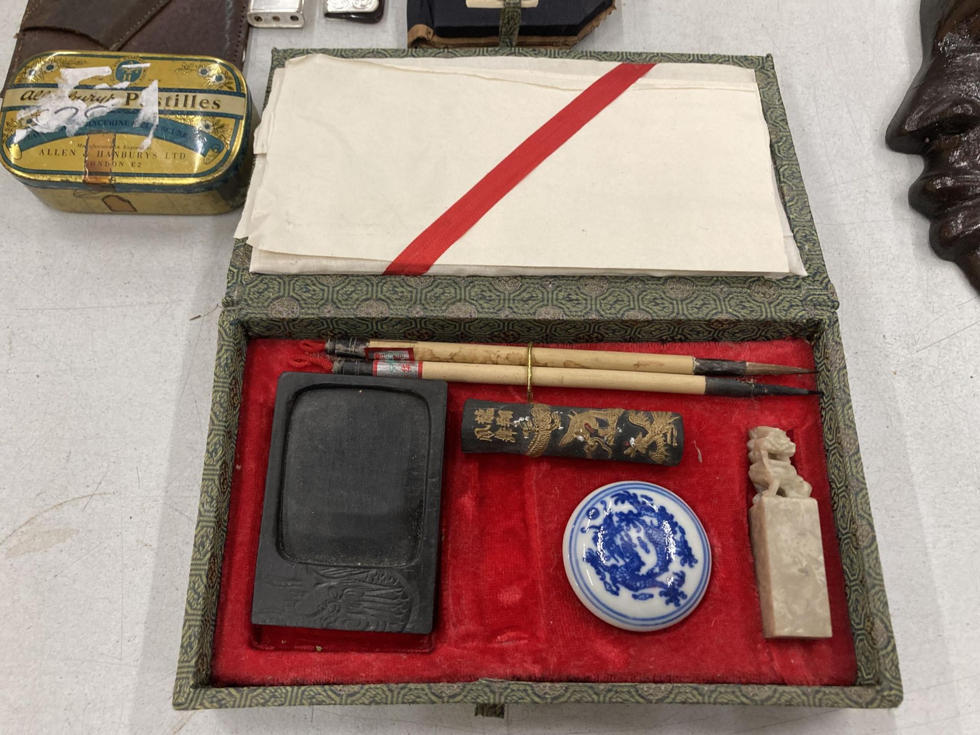 A MIXED LOT TO INCLUDE ORIENTAL CALLIGRAPHY SET, ASSORTED VINTAGE TOOLS ETC - Image 2 of 6