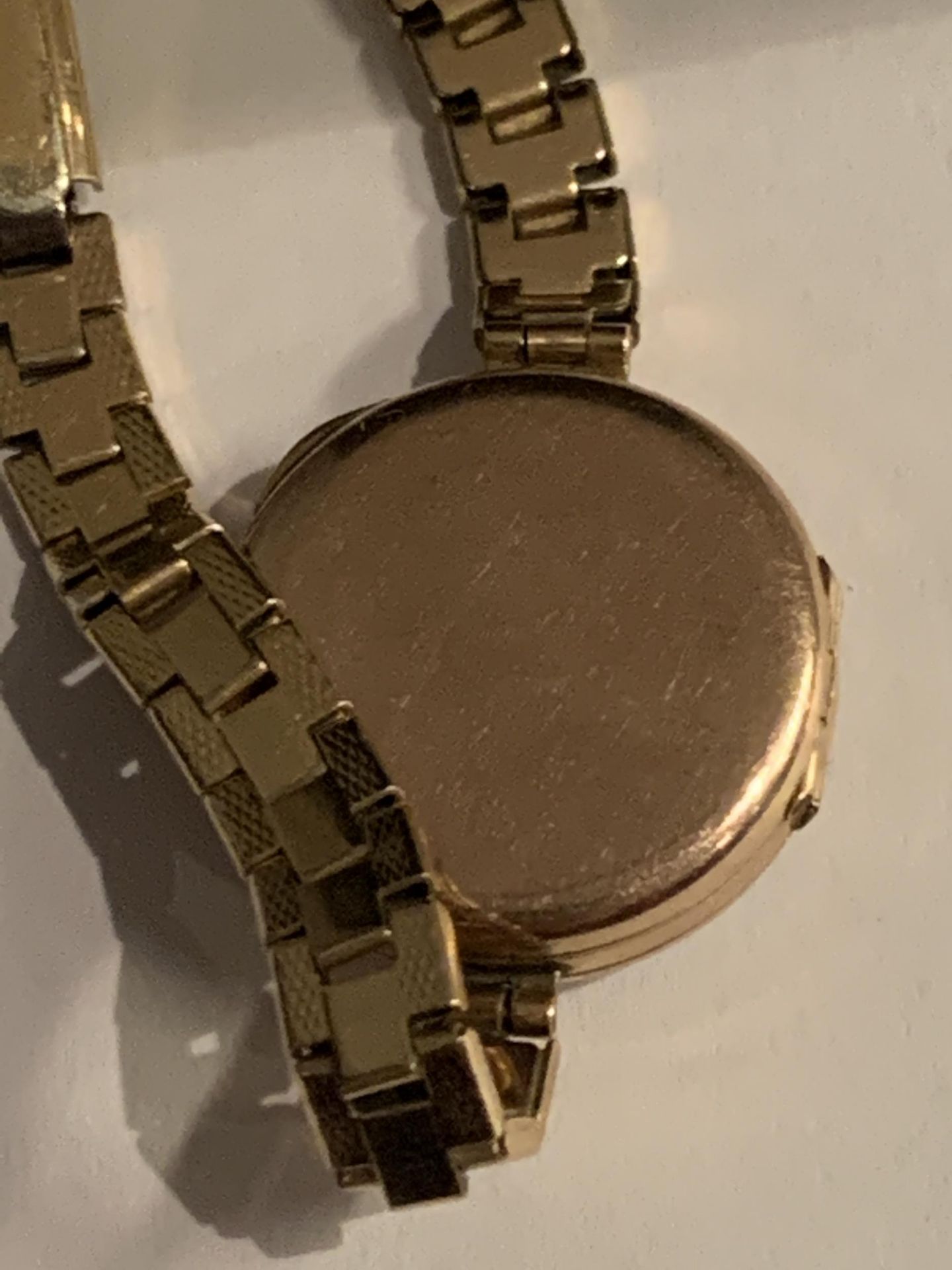 A VINTAGE WRIST WATCH WITH 9 CARAT GOLD CASE AND GOLD PLATED STRAP - Image 3 of 4