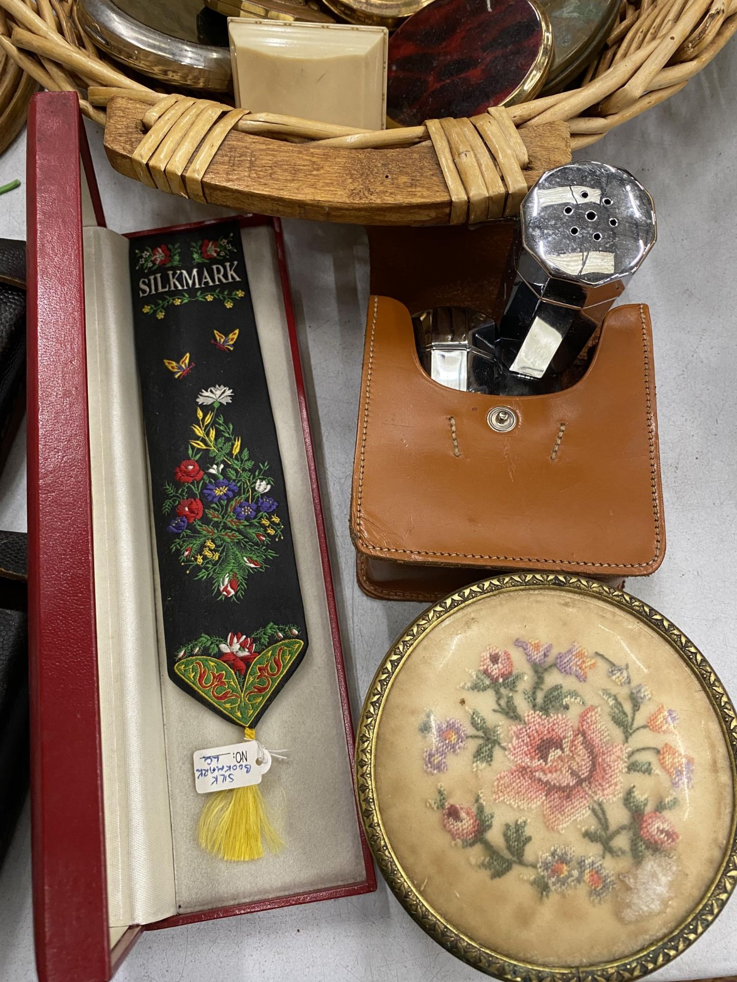 A COLLECTION OF VINTAGE COMPACTS TO INCLUDE STRATTON, A SILK BOOKMARK, PETIT POINT TRINKET BOWL - Image 2 of 4