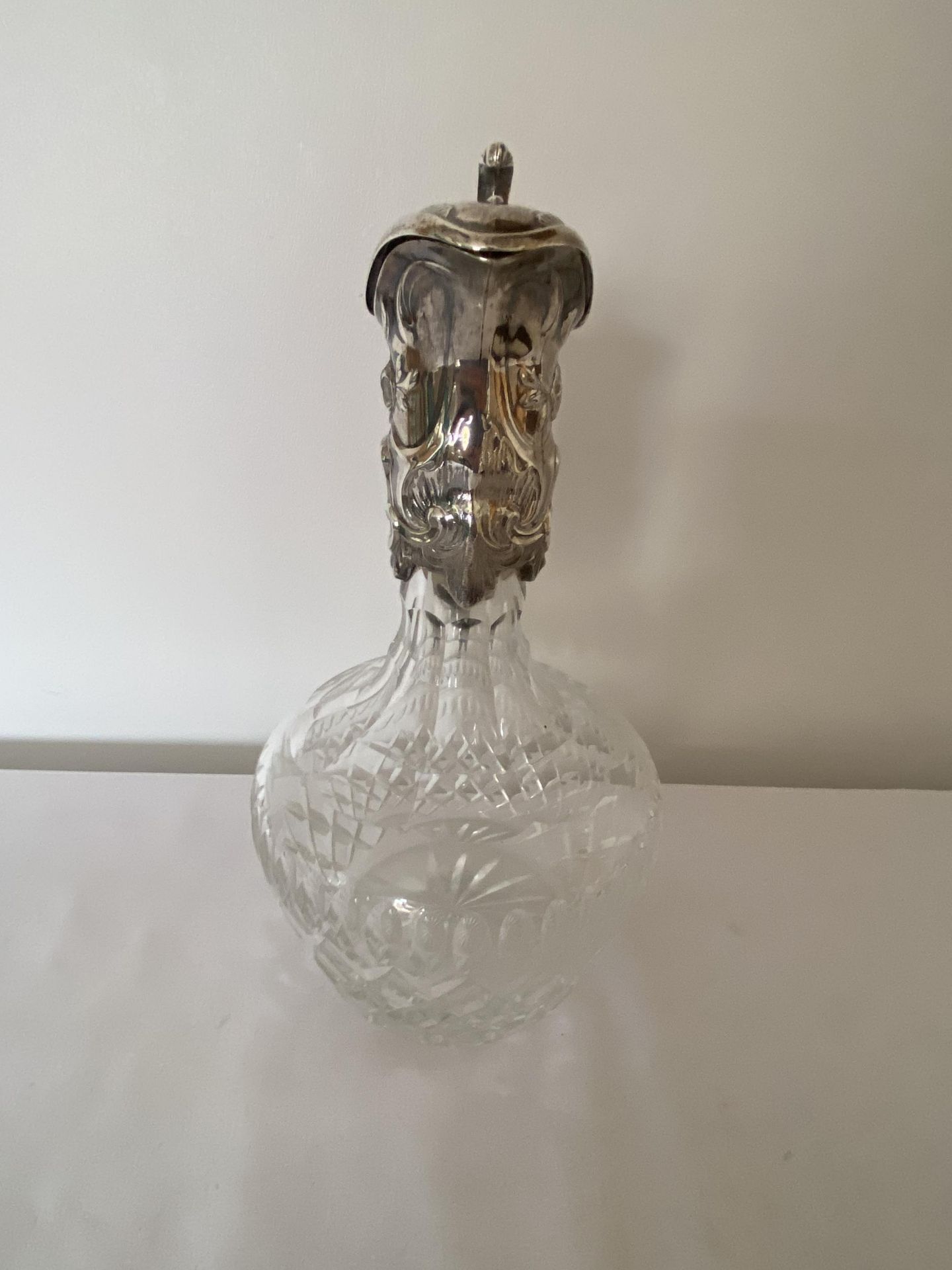A GEORGE VI 1945 HALLMARKED IMPORT LONDON SILVER AND CUT GLASS CLARET JUG, MAKER MARK INDISTINCT - Image 6 of 21