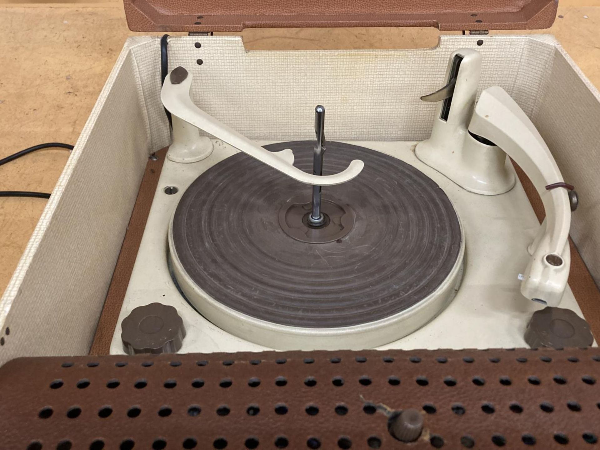A KB RADIO TUNETIME VINTAGE RECORD PLAYER IN A CASE - Image 2 of 4