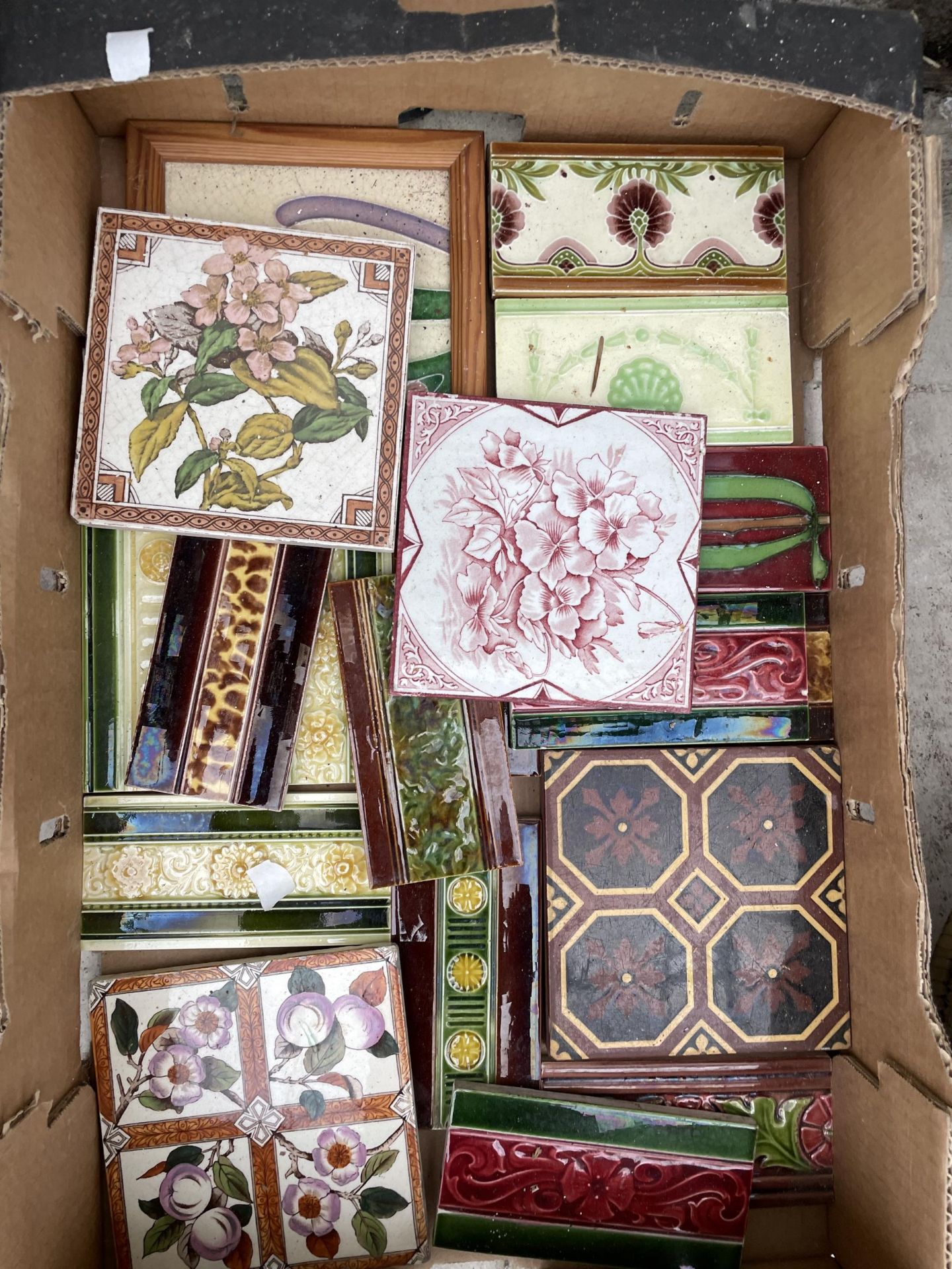 AN ASSORTMENT OF DECORATIVE VINTAGE WALL TILES - Image 2 of 2