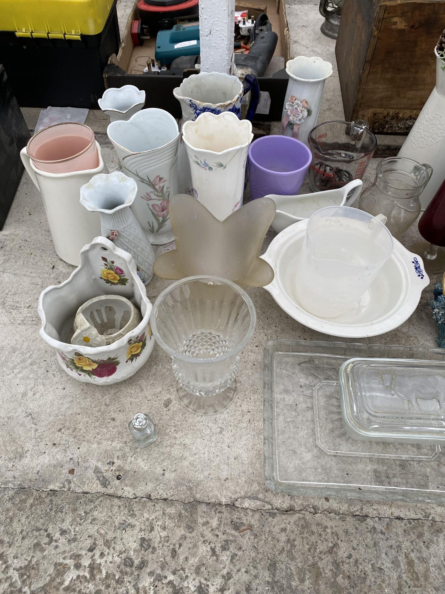 A LARGE ASSORTMENT OF ITEMS TO INCLUDE CERAMICS AND SCALES ETC - Bild 4 aus 4