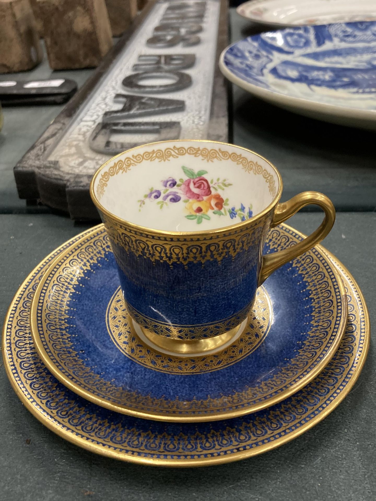 A MIXED LOT OF CERAMICS TO INCLUDE CHELSEA STAFFS GILT AND BLUE TRIO, 19TH CENTURY TEA BOWL AND - Image 2 of 7