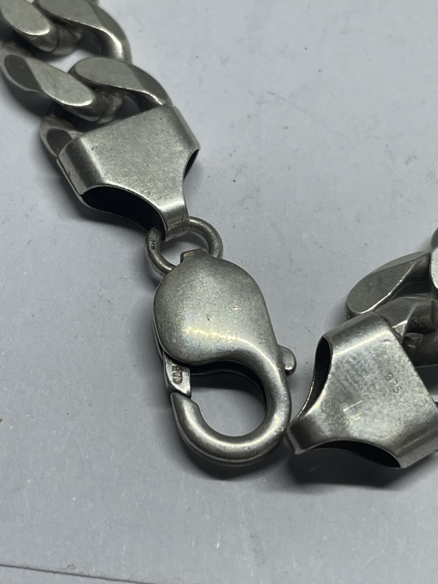 A HEAVY MARKED SILVER FLAT LINK NECKLACE LENGTH 56CM WEIGHT 92.9 GRAMS - Image 3 of 3