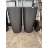 A PAIR OF MODERN LECHUZA FIBRE GLASS INDOOR/OUTDOOR PLANTERS (H:75CM)