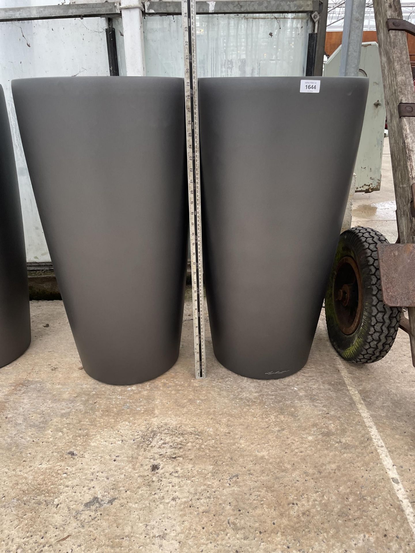 A PAIR OF MODERN LECHUZA FIBRE GLASS INDOOR/OUTDOOR PLANTERS (H:75CM)