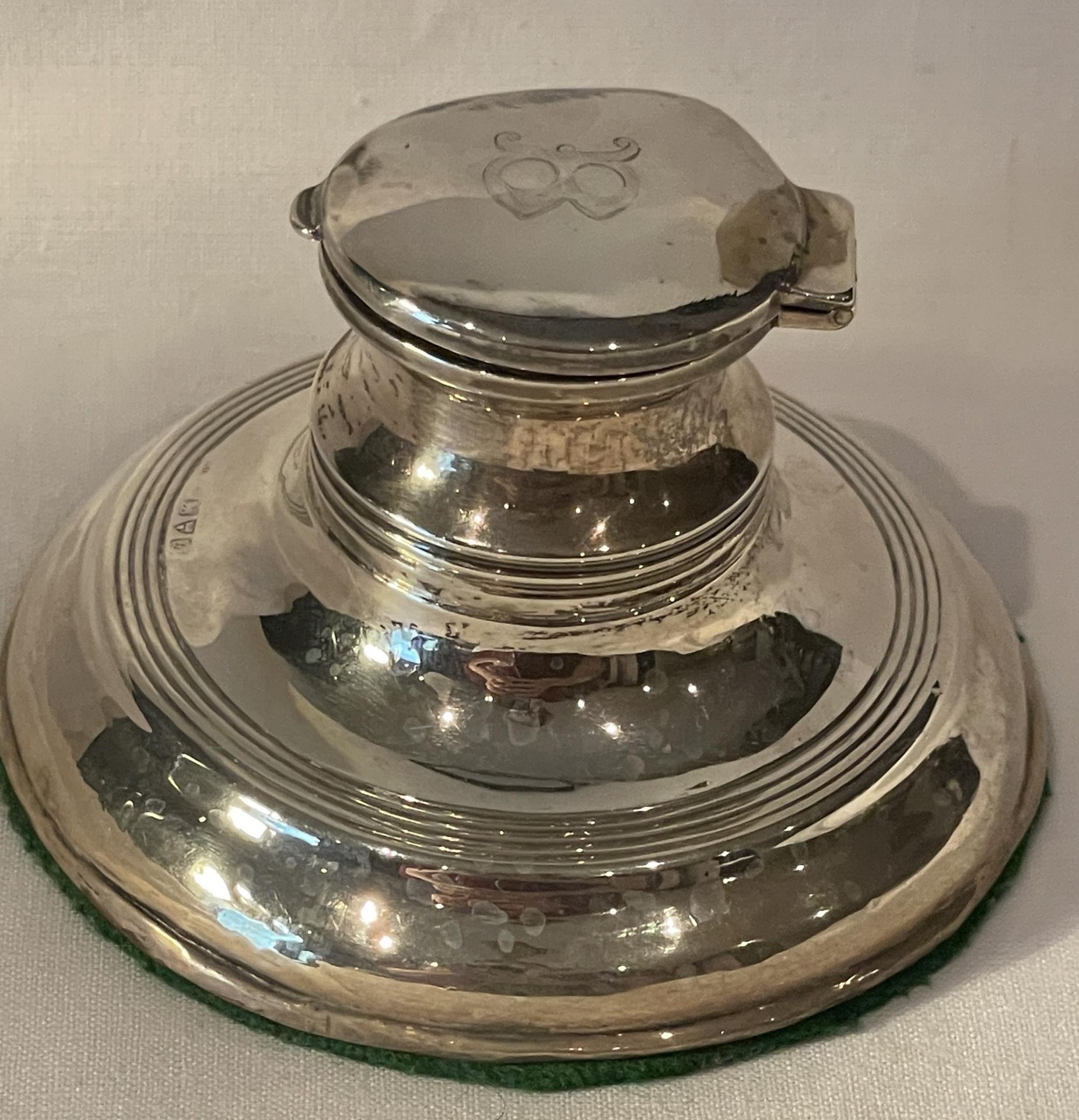 A GEORGE V 1911 HALLMARKED CHESTER SILVER INKWELL, INDISTINCT MAKER MARKS, WEIGHTED BASE, GROSS - Image 3 of 18