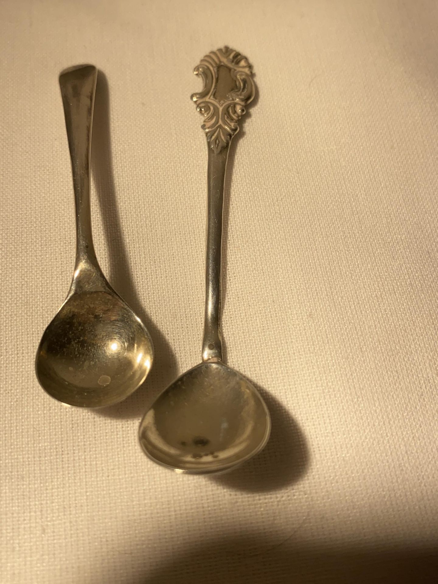 A COLLECTION OF SIX ASSORTED HALLMARKED SILVER SALT SPOONS TO INCLUDE A PAIR OF APOSTLED EXAMPLES, - Image 10 of 12