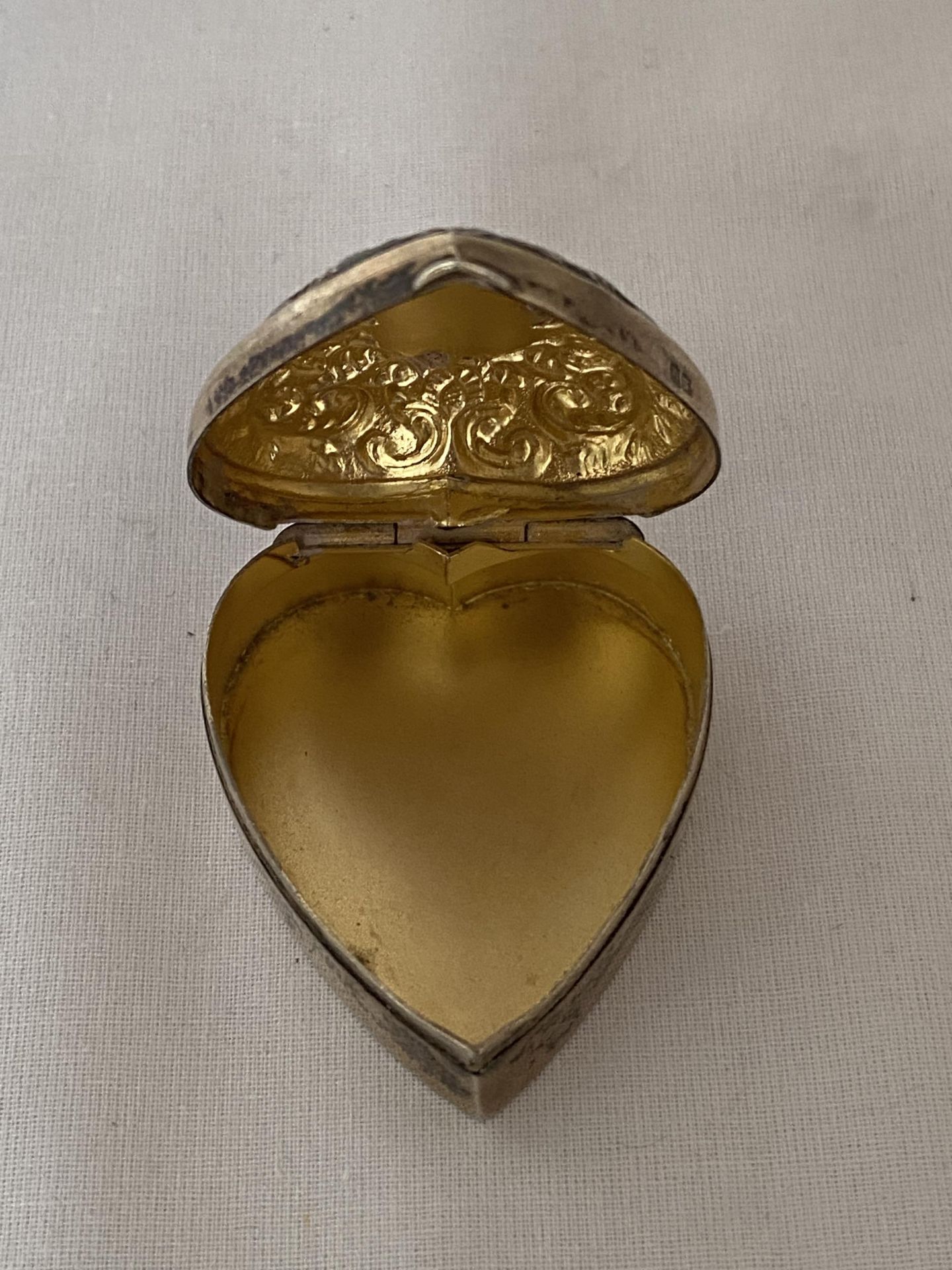 A VICTORIAN 1894 HALLMARKED BIRMINGHAM HEART SHAPED PILL BOX, MAKER LEVI & SALAMAN, GROSS WEIGHT - Image 4 of 12