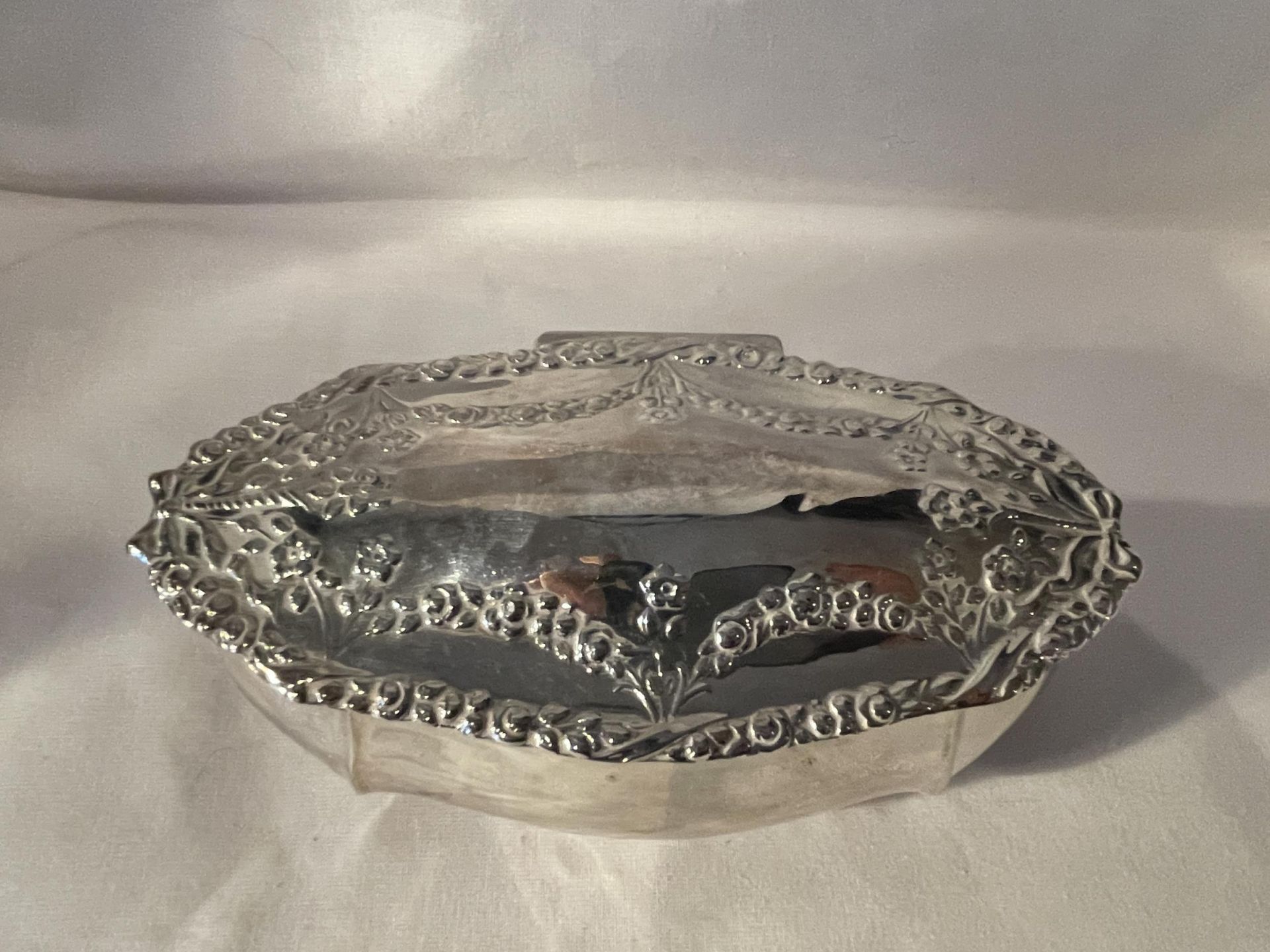 A 1901 HALLMARKED BIRMINGHAM SILVER LIDDED BOX, MAKER HENRY MATTHEWS, GROSS WEIGHT 145 GRAMS - Bild 4 aus 18