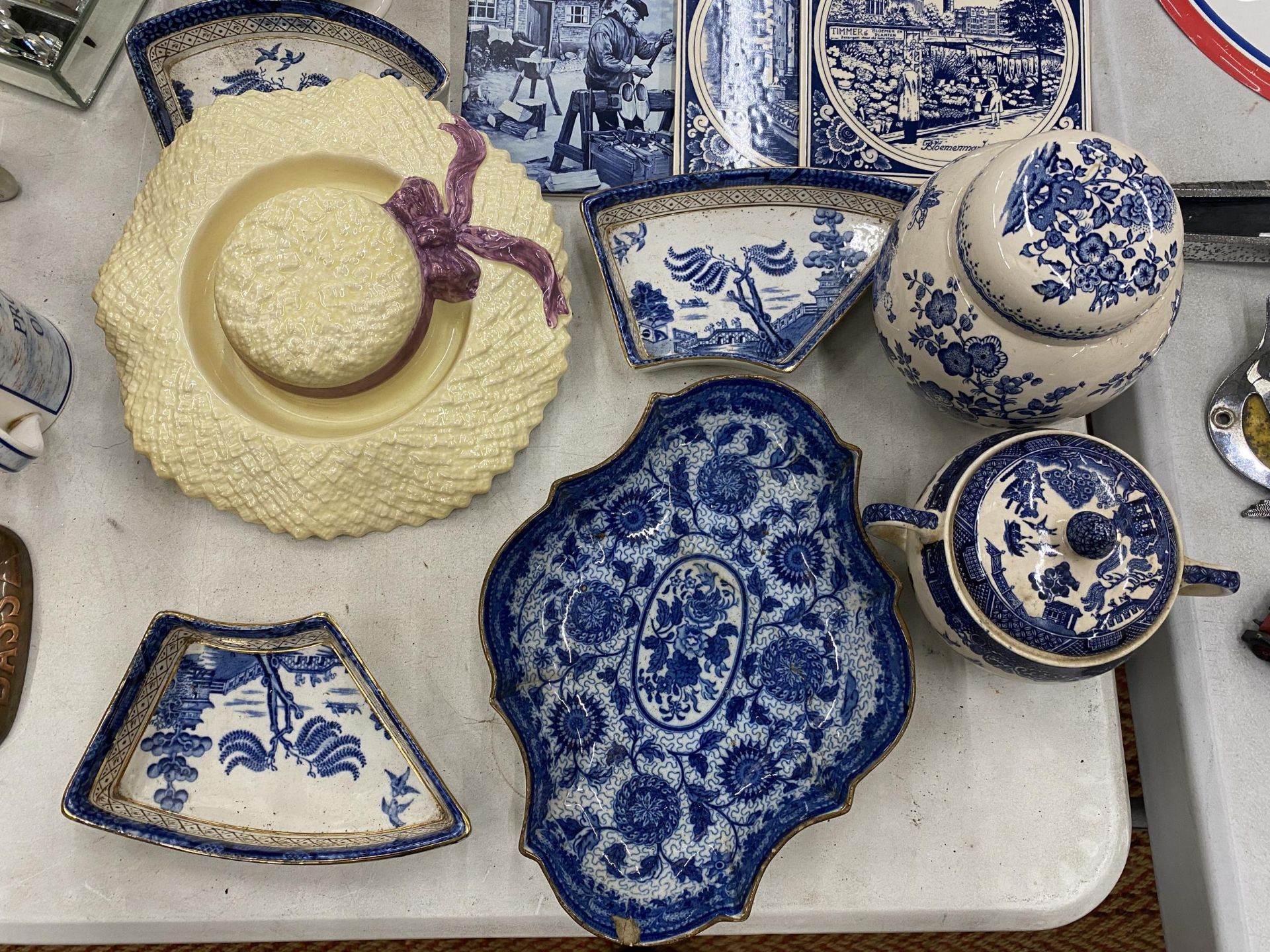 A LARGE QUANTITY OF CERAMIC ITEMS TO INCLUDE BOOTH'S 'REAL OLD WILLOW', VINTAGE BLUE AND WHITE - Image 2 of 3