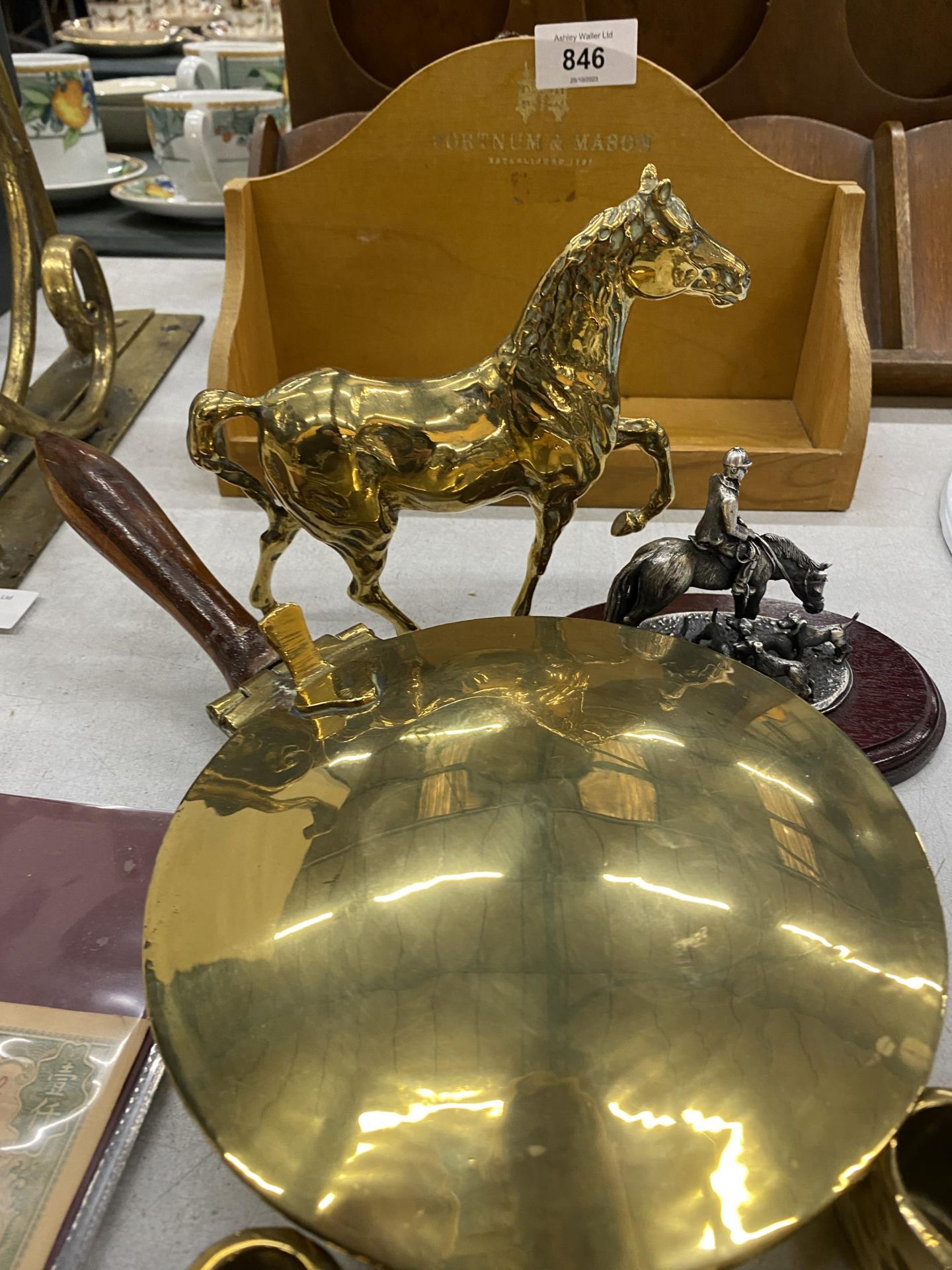A QUANTITY OF BRASSWARE TO INCLUDE A LIDDED PAN, HORSE, SHOES AND A BELL PLUS A SMALL PEWTER TABLEAU - Image 3 of 3