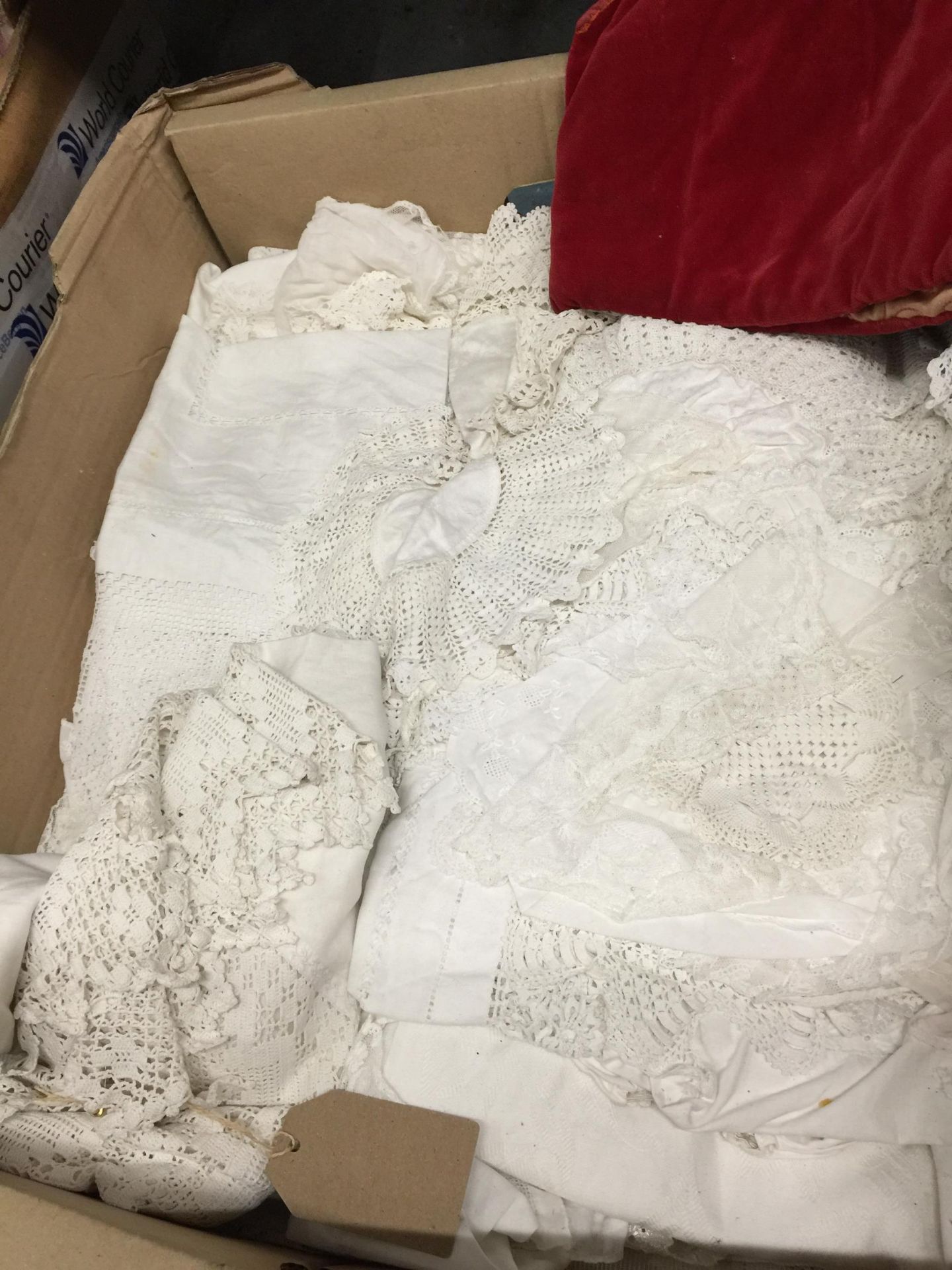 TWO BOXES OF VINTAGE EMBROIDERY AND ASSORTED LINEN ITEMS - Image 4 of 4