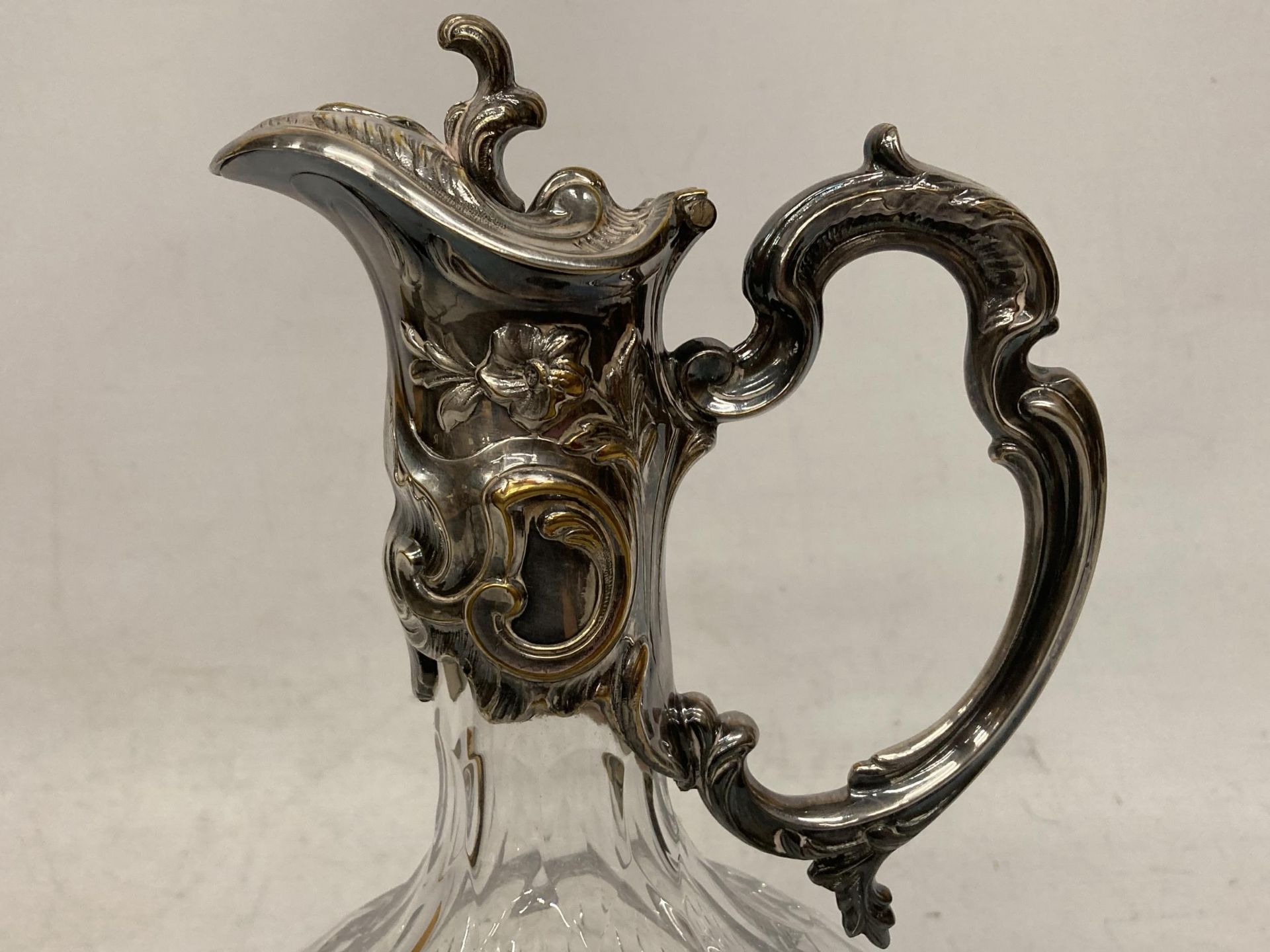 AN ORNATE SILVER PLATED AND CUT GLASS CLARET JUG - Image 6 of 6