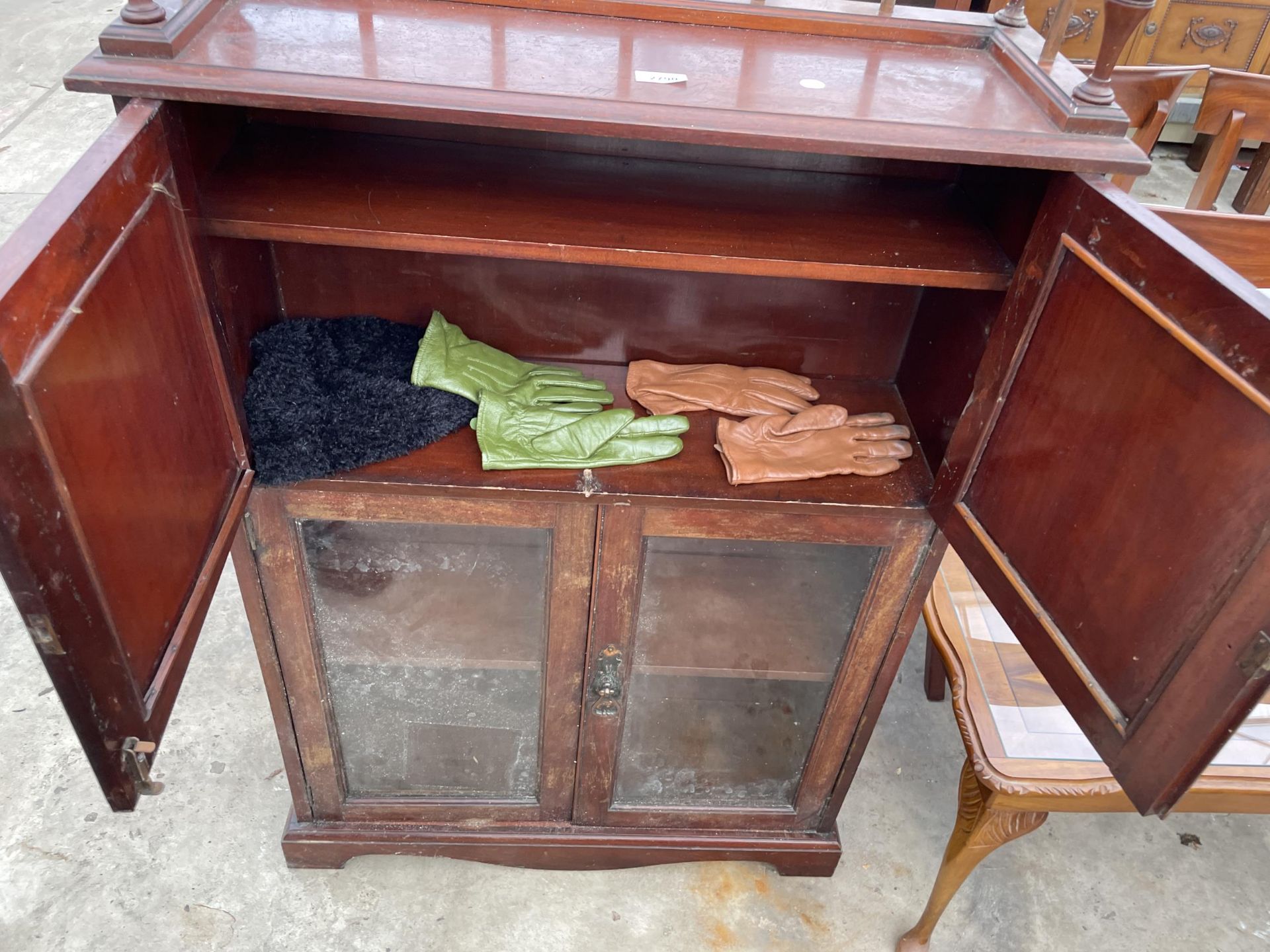 AN EDWARDIAN WALNUT MUSIC CABINET WITH GALLERY TOP AND FOUR DOORS, TWO BEING GLAZED AND TWO - Image 3 of 3