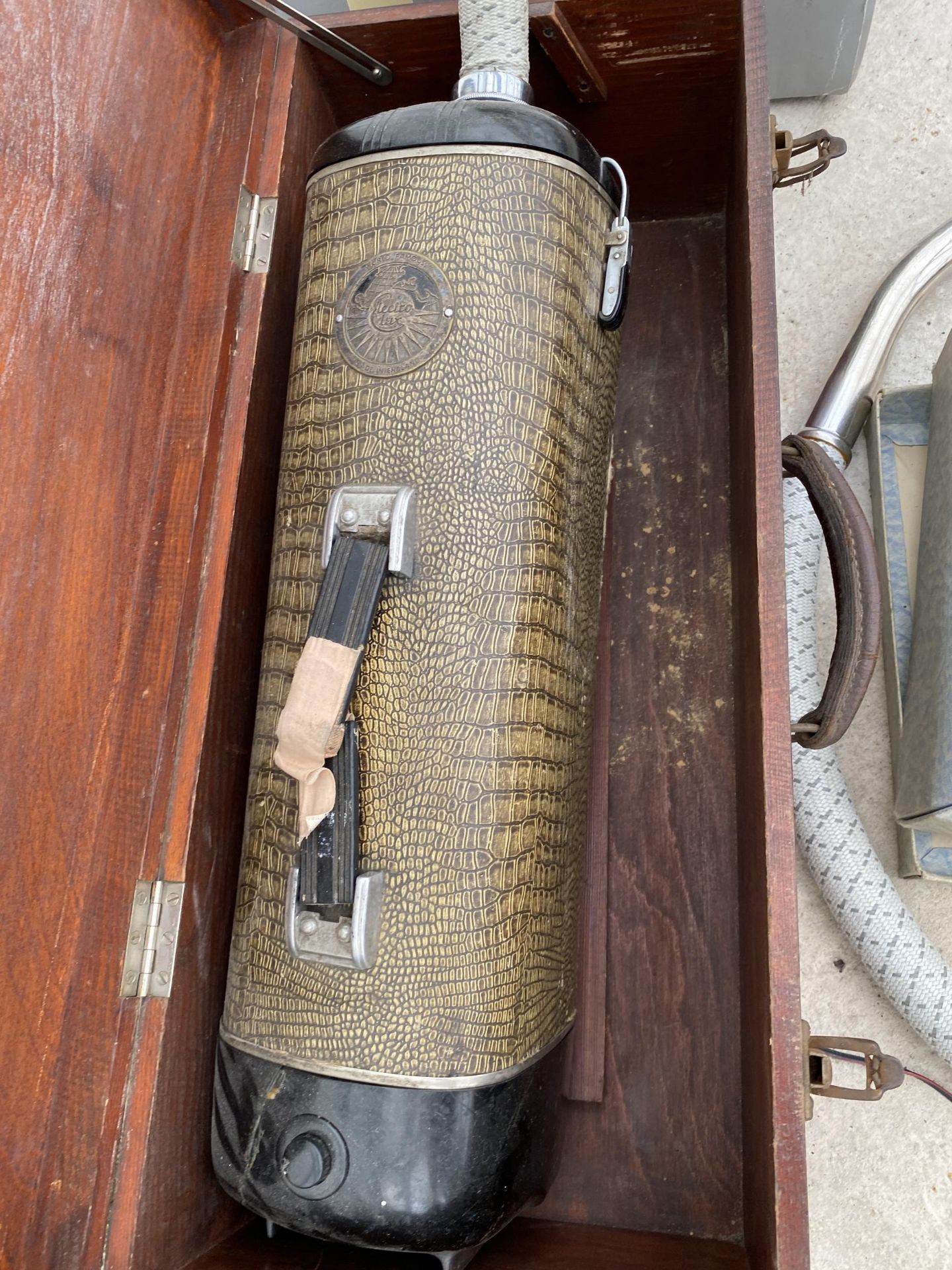 A VINTAGE/RETRO ELECTROLUX VACUUM CLEANER - Image 3 of 4