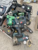 A LARGE QUANTITY OF POWER TOOLS TO INCLUDE DRILLS, JIGSAWS AND A PLANE ETC