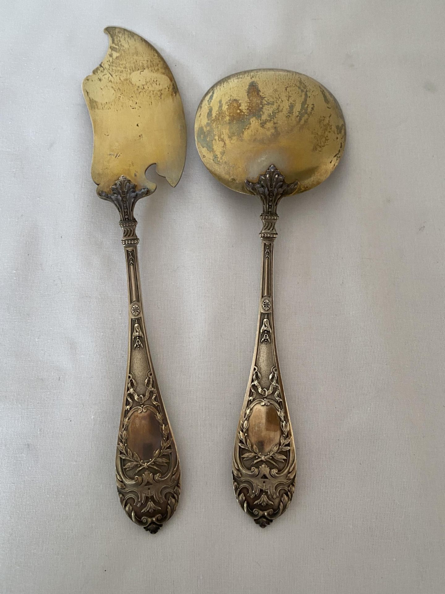 A PAIR OF VICTORIAN 1895 HALLMARKED LONDON SILVER FISH KNIFE AND SPOON SERVERS, MAKER A.H, GROSS - Image 12 of 15