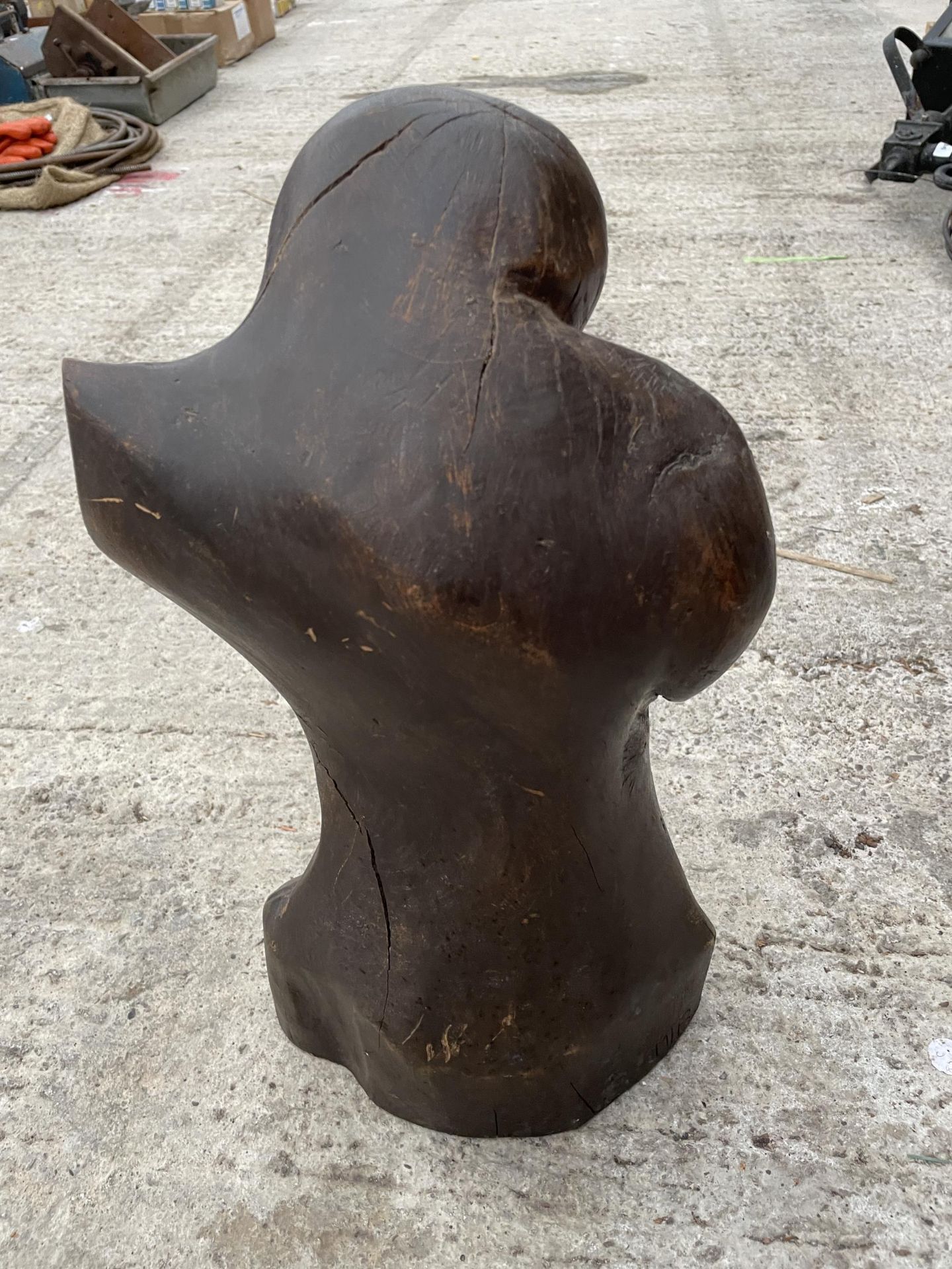 AN ABSTRACT TREEN CARVED FIGURE - Image 3 of 3