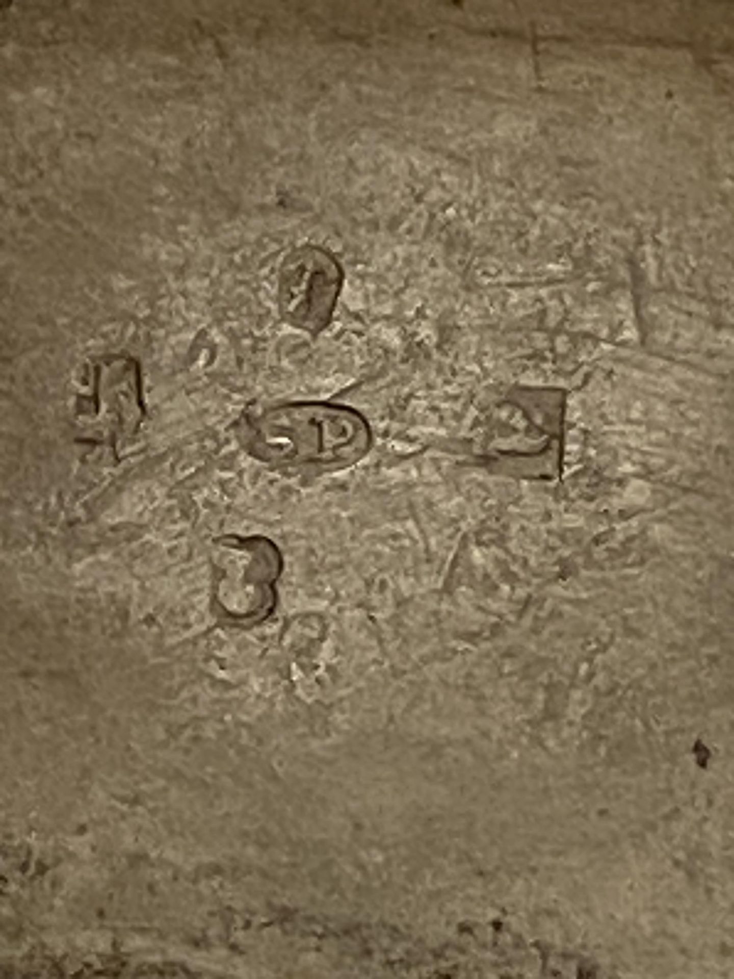 A GEORGE III HALLMARKED BIRMINGHAM SILVER SNUFF BOX, MAKER POSSIBLY SAMUEL PEMBERTON, DATE LETTER - Image 13 of 18