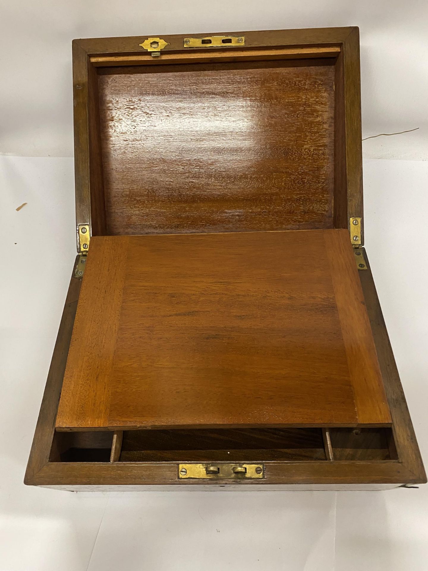 A VINTAGE WALNUT WRITING SLOPE WITH BRASS INLAY AND INLAID STRINGING - Image 2 of 3