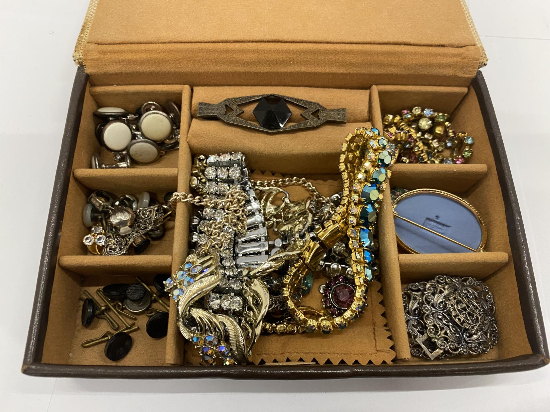 A QUANTITY OF COSTUME JEWELLERY TO INCLUDE BRACELETS, NECKLACES, BROOCHES, STUDS, ETC IN A BOX - Image 3 of 4