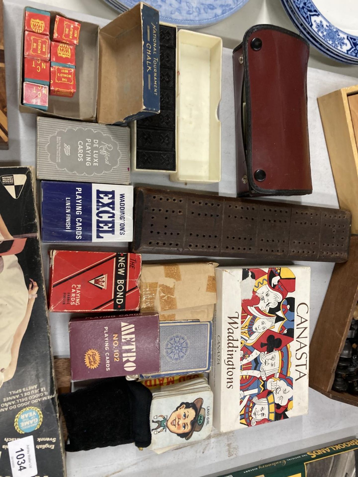 A COLLECTION OF GAMES TO INCLUDE PLAYING CARDS, MASTERMIND, DOMINOES, A CRIBBAGE BOARD, SNOOKER - Bild 3 aus 4