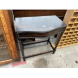 AN EARLY 20TH CENTURY OAK CUTLERY CANTEEN TABLE (EMPTY) ON BARLEYTWIST LEGS, 25" WIDE