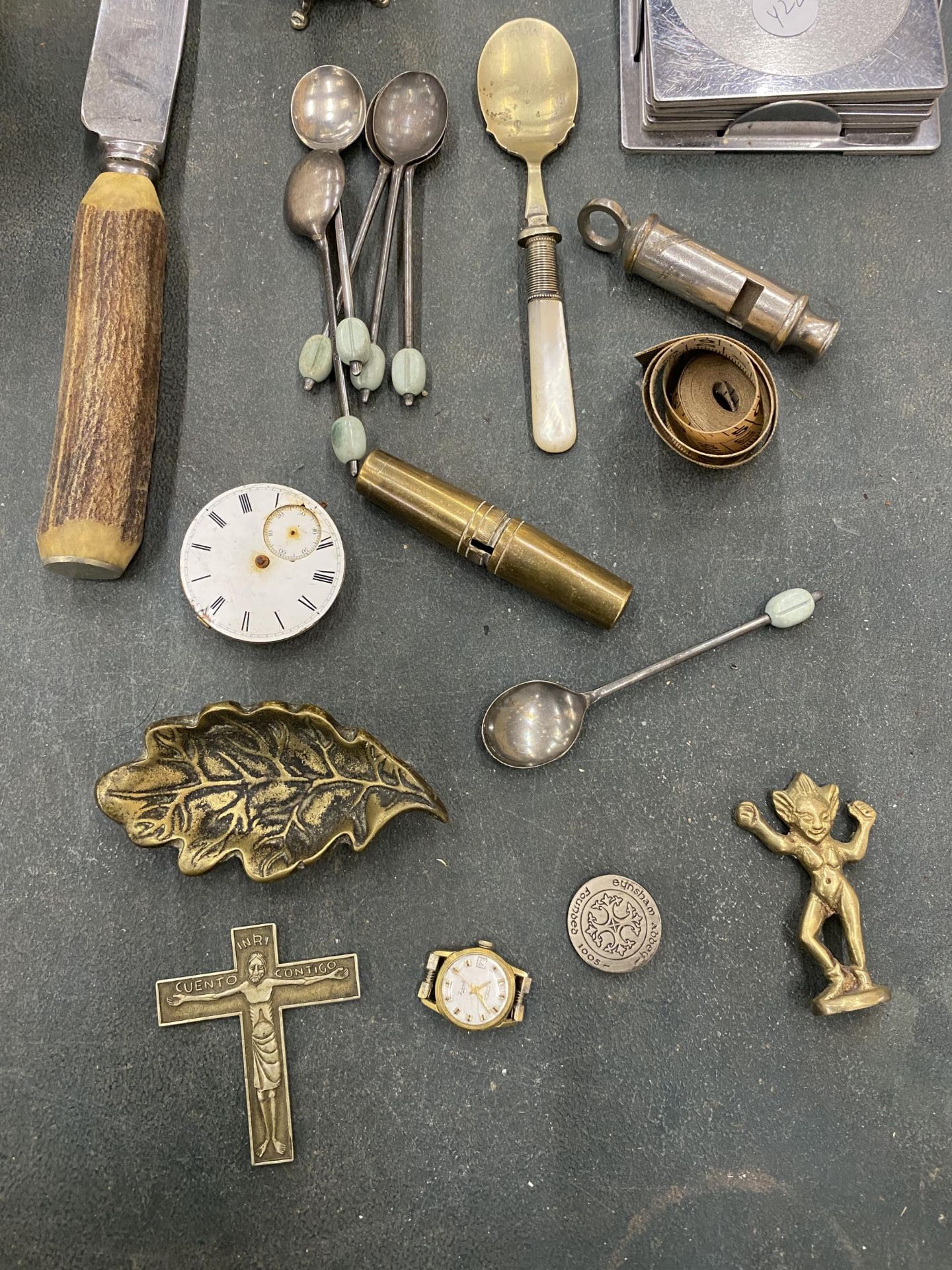 A MIXED LOT TO INCLUDE FLATWARE, COFFEE BEAN SPOONS, BRASS ITEMS, A POLICE WHISTLE, ETC - Image 2 of 5