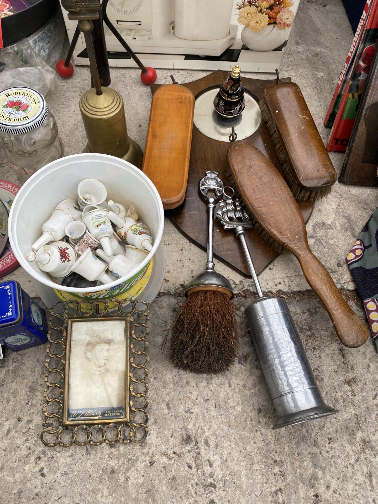 AN ASSORTMENT OF ITEMS TO INCLUDE A TEASMADE, A DRESSING TABLE SET AND A WOK ETC - Image 4 of 4