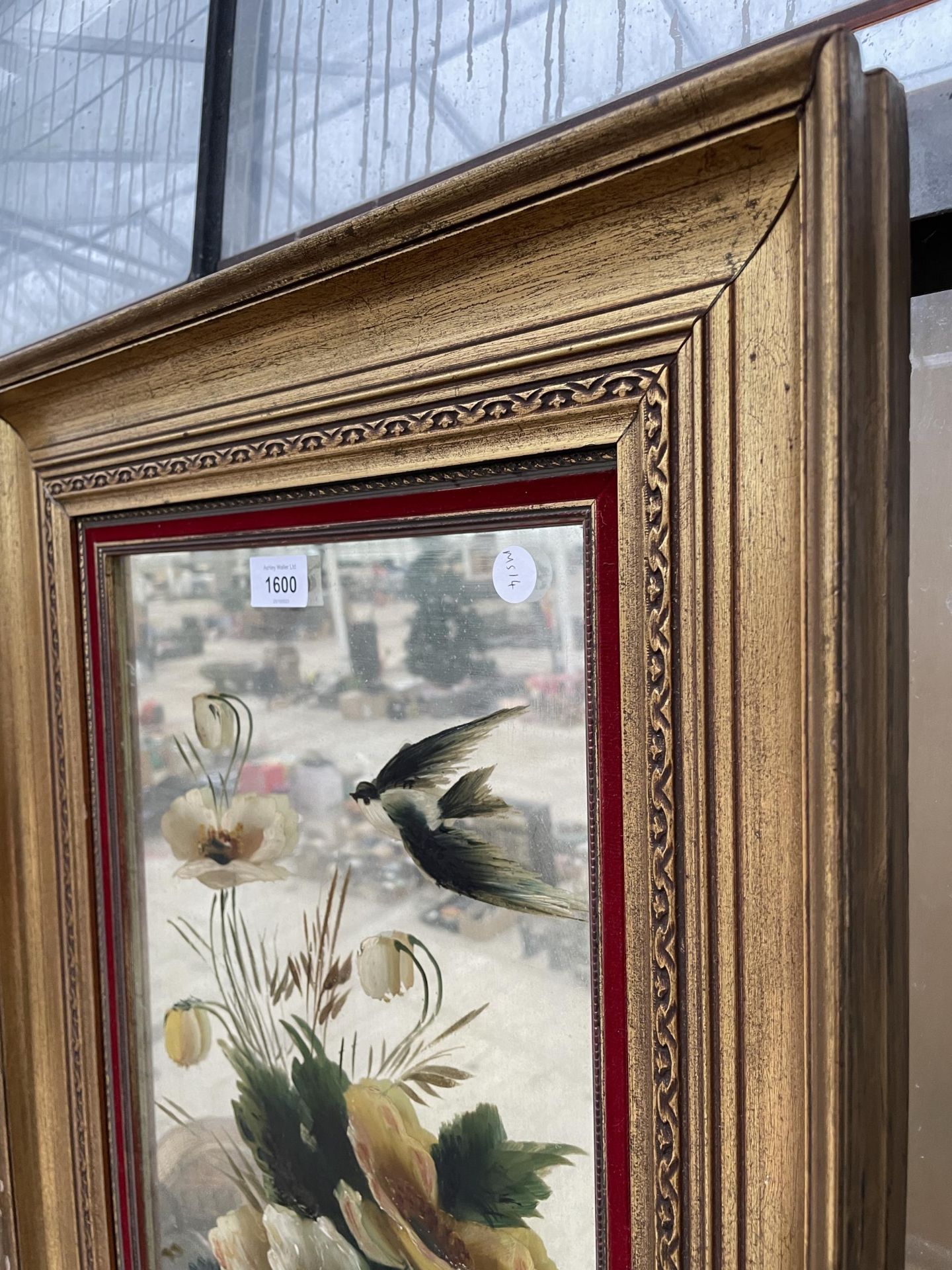 A GILT FRAMED PAINTED WALL MIRROR WITH FLORAL DECORATION - Image 3 of 3