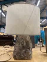 A LARGE HEAVY STONE TABLE LAMP WITH SHADE, HEIGHT 26CM