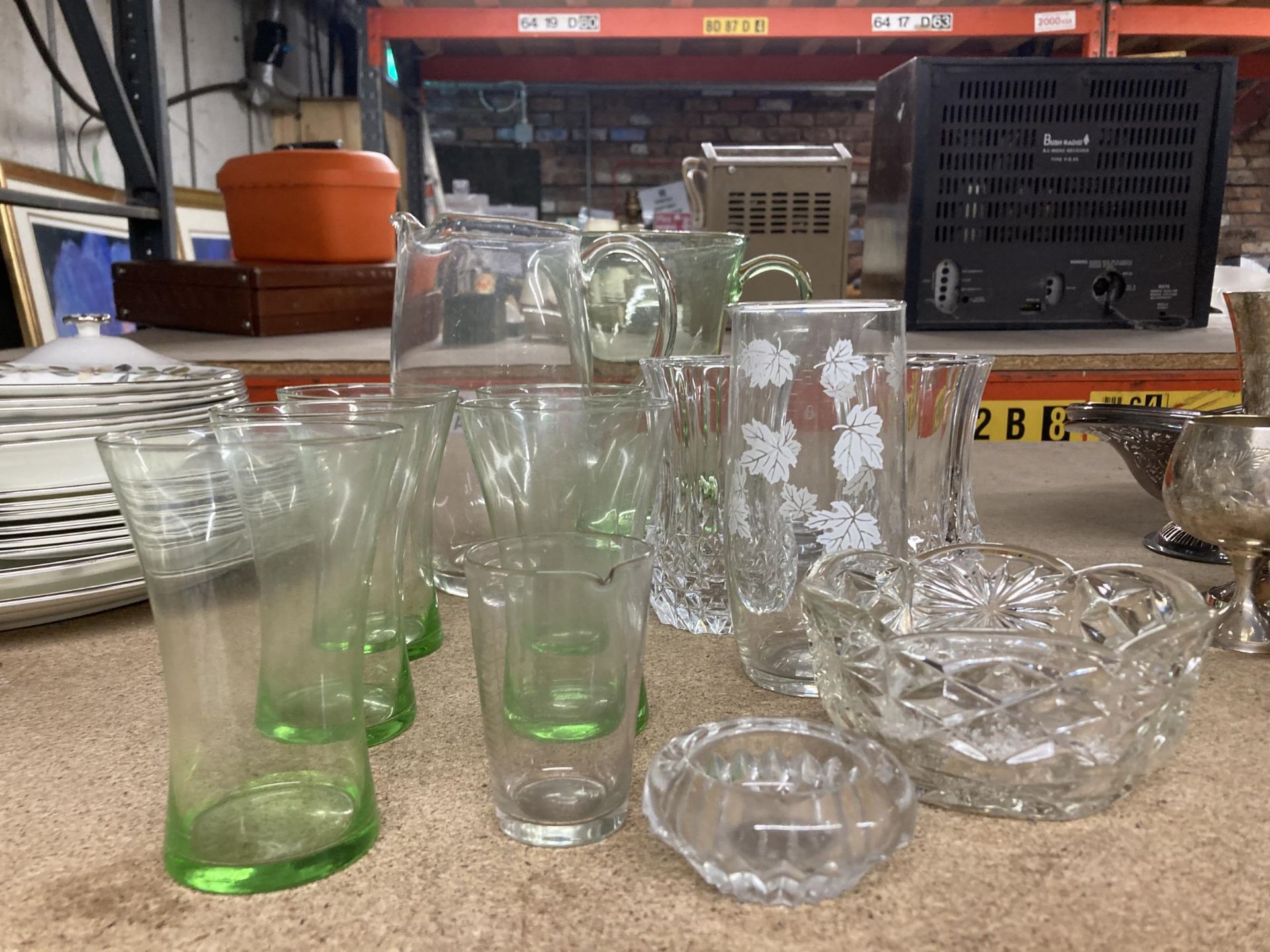 A GROUP OF VINTAGE GLASS ITEMS, GREEN GLASS SET ETC