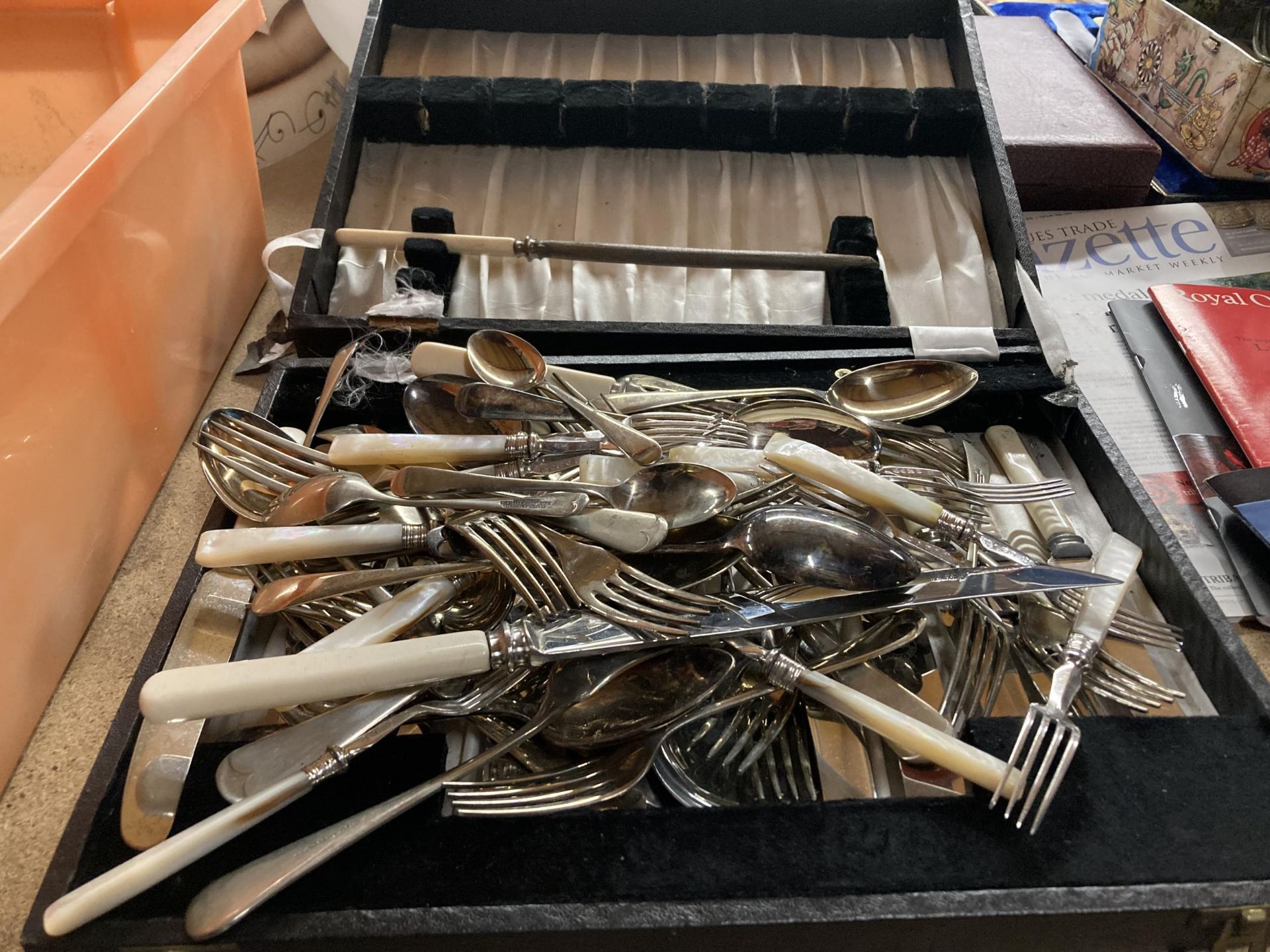A MIXED LOT OF SILVER PLATED FLATWARE TO INCLUDE MOTHER OF PEARL HANDLED EXAMPLES ETC