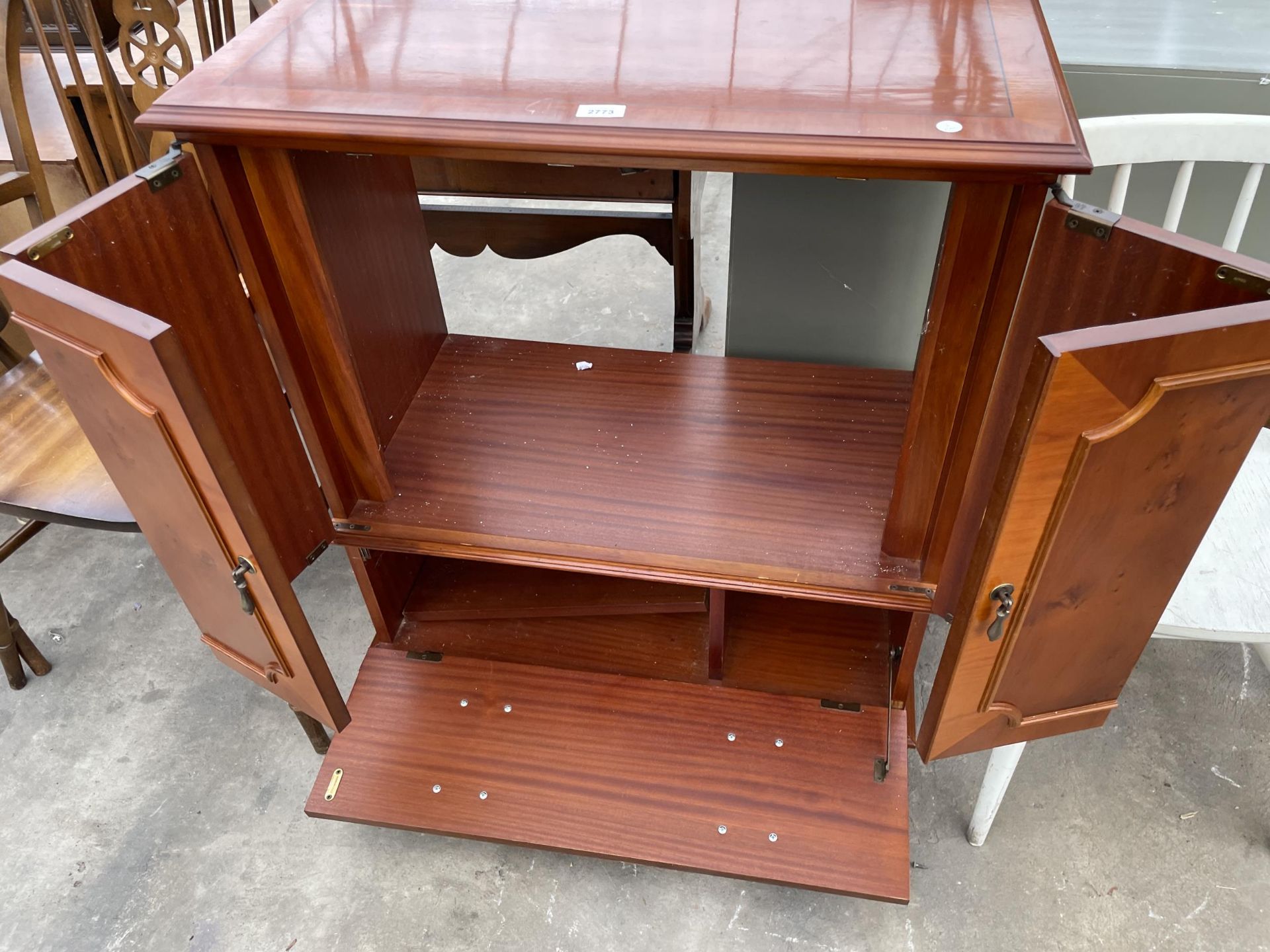 A YEW WOOD CABINET, 30.5" WIDE - Image 4 of 4