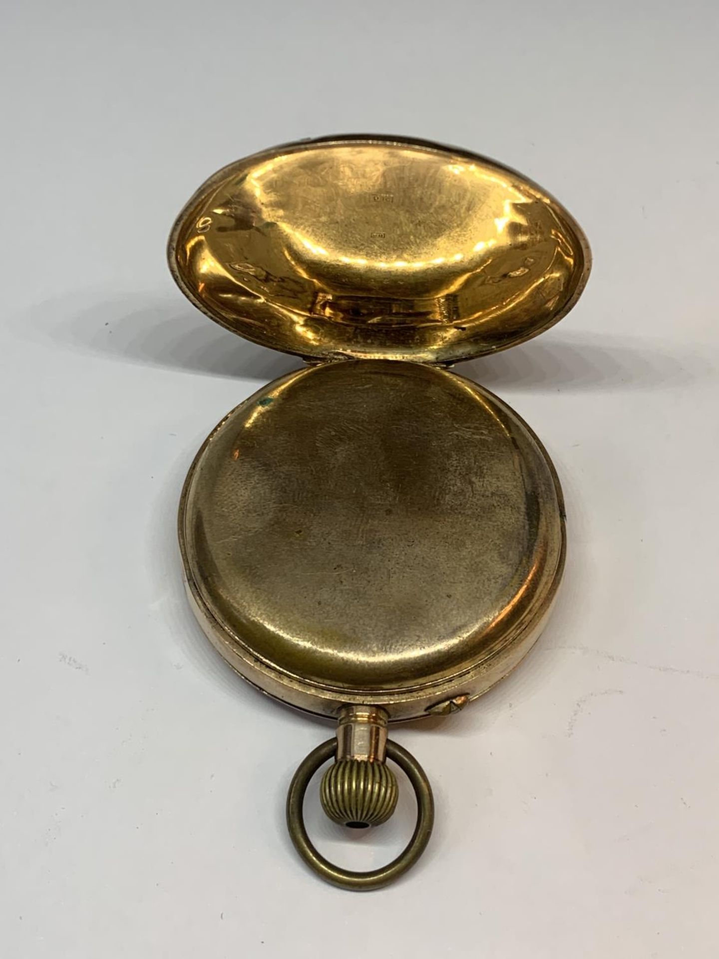 A GENTLEMANS 9CT GOLD OPEN FACED POCKET WATCH GROSS WEIGHT 90.38 GRAMS WITH LEVER ESCAPEMENT AND A - Image 3 of 4