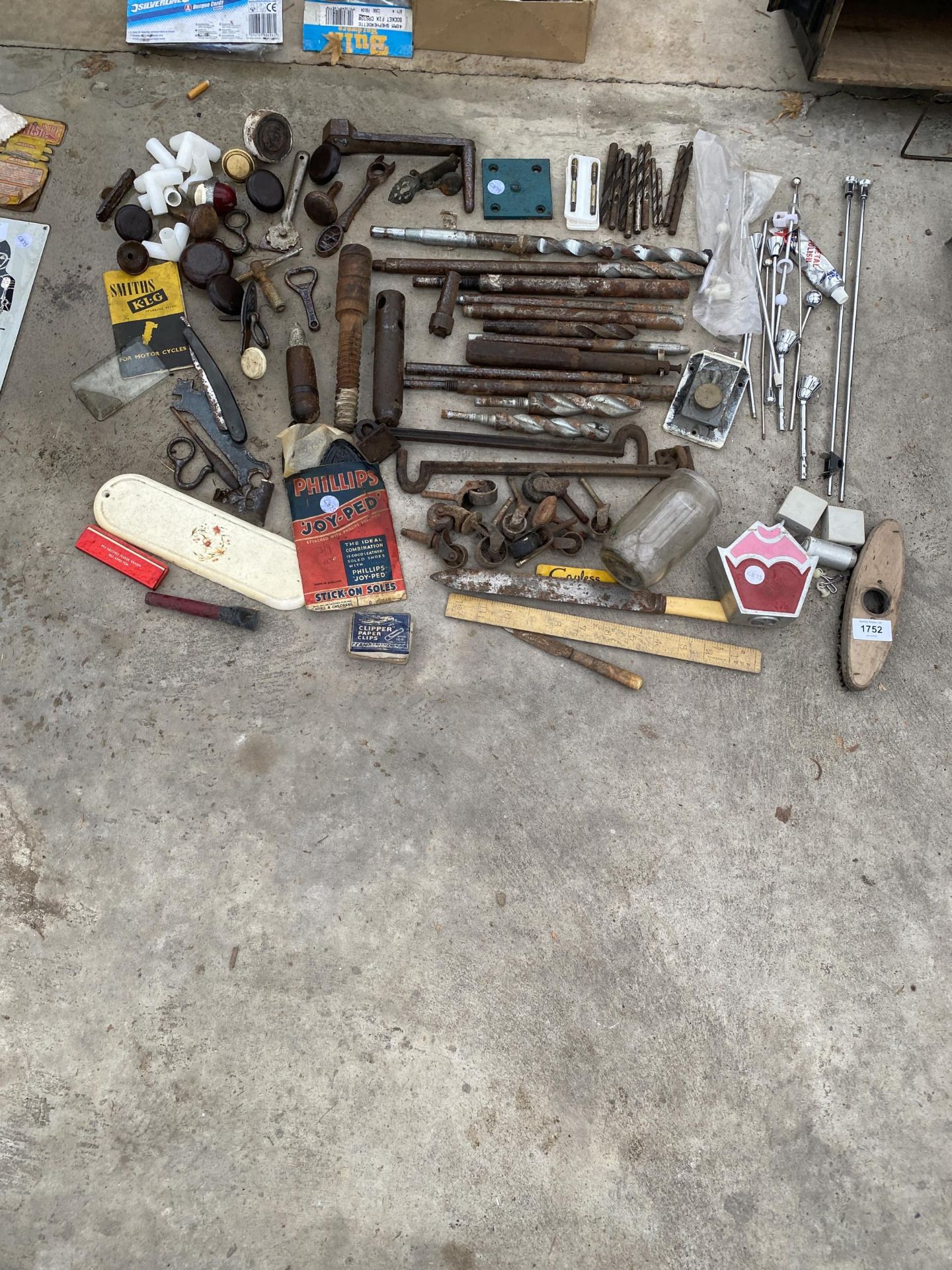AN ASSORTMENT OF HARDWARE TO INCLUDE CASTORS AND DRILL BITS ETC