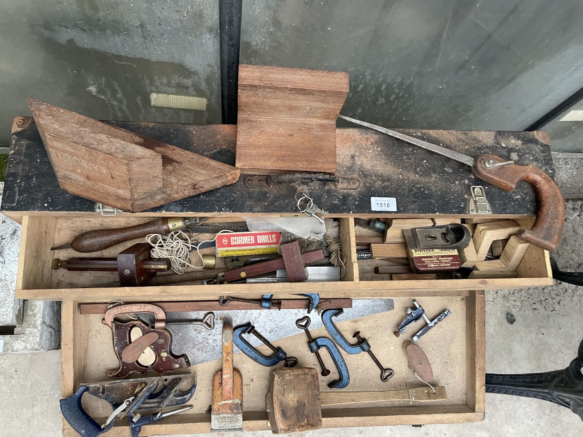 A VINTAGE WOODEN JOINERS CHEST WITH AN ASSORTMENT OF TOOLS TO INCLUDE G CLAMPS, WOOD PLANES AND SAWS - Image 3 of 3