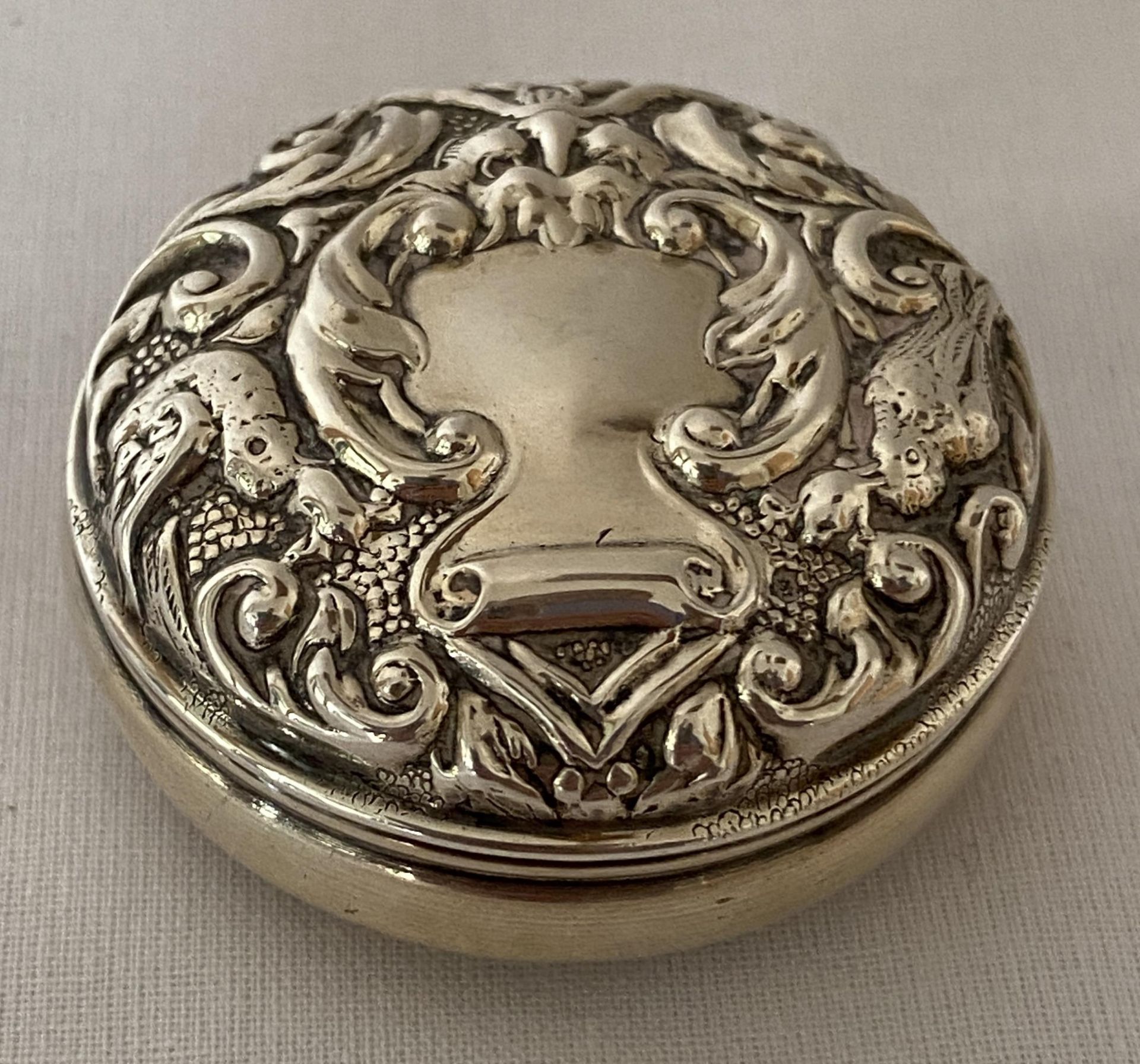 AN ELIZABETH II 1981 HALLMARKED BIRMINGHAM SILVER CIRCULAR PILL BOX WITH GILT INTERIOR, MAKER W I - Image 3 of 12