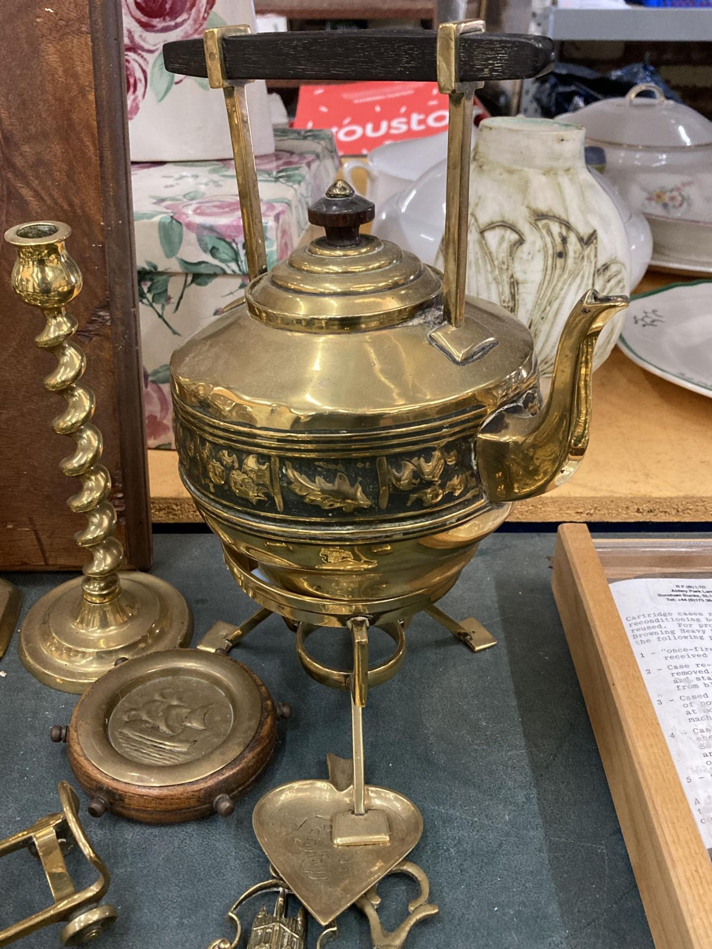 A LARGE MIXED GROUP OF BRASS AND FURTHER ITEMS - SPIRIT KETTLE ON STAND, HORSE BRASS, WOODEN AND - Image 2 of 5