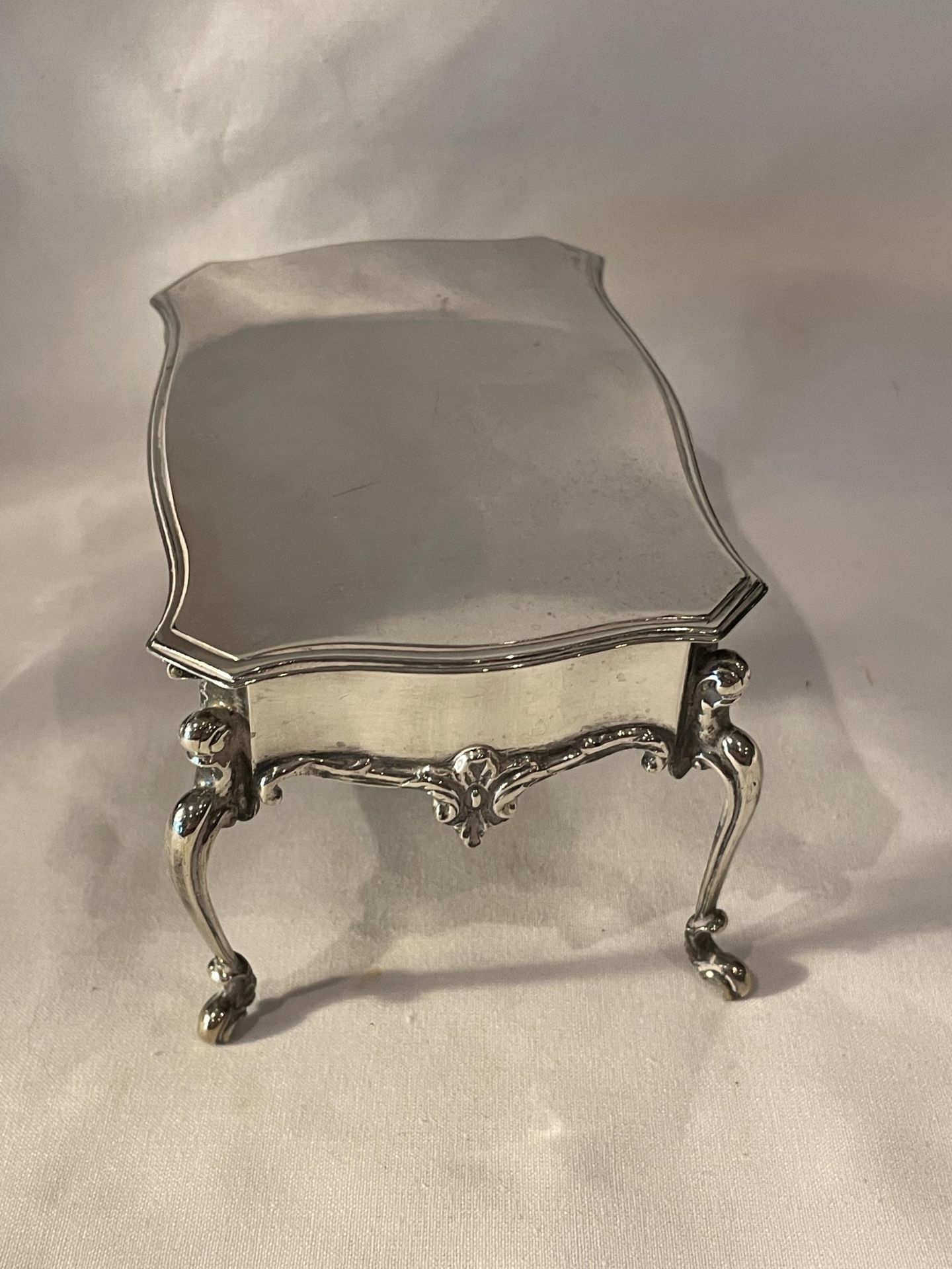 AN EDWARD VII 1904 HALLMARKED LONDON SILVER ORNATE FOUR LEGGED TRINKET BOX WITH BLUE LINER, MAKER - Image 7 of 18