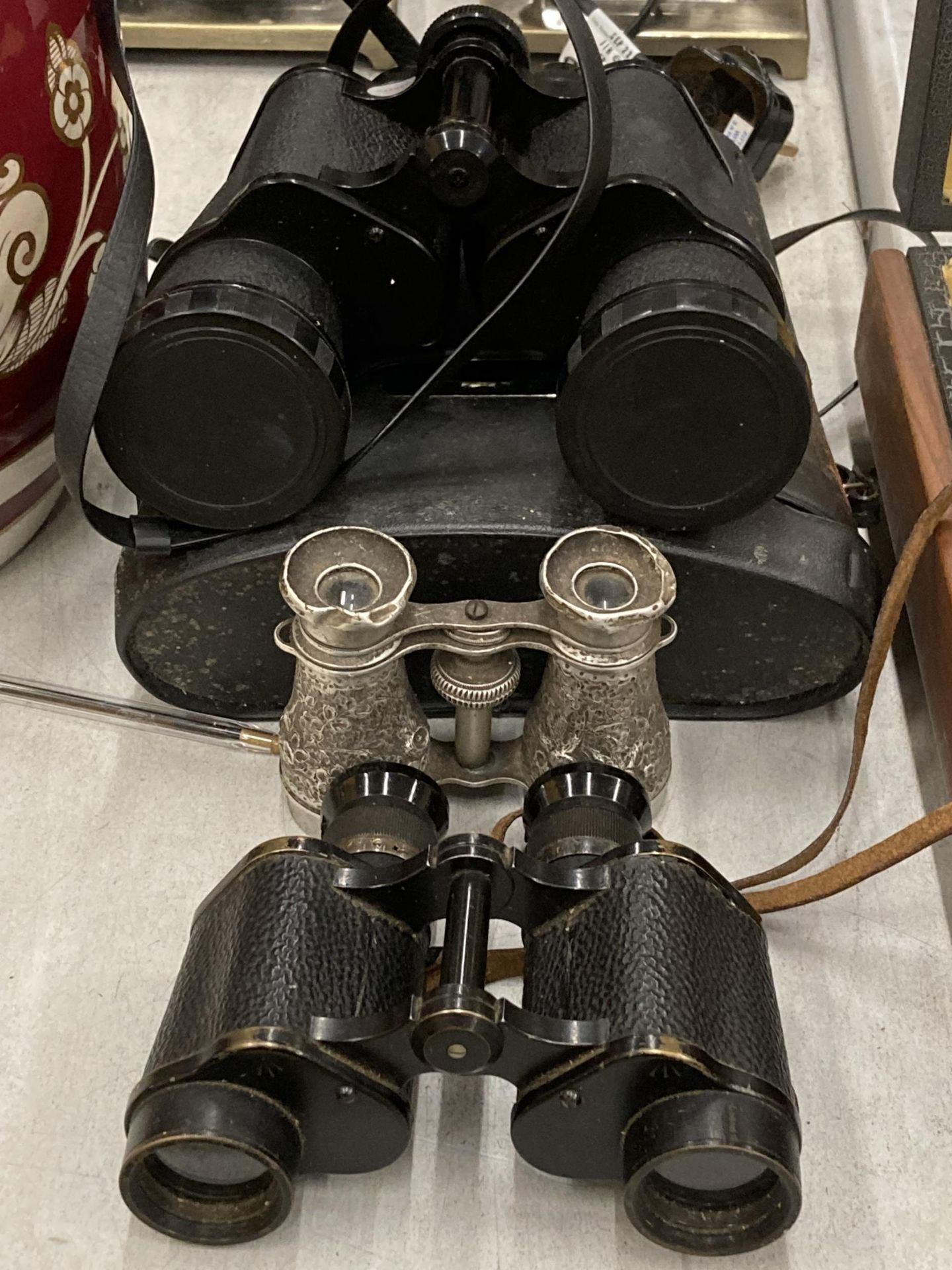 A GROUP OF BINOCULARS TO INCLUDE KERSHAM BINO PRISM NO.2 MK II AND ZENITH EXAMPLES